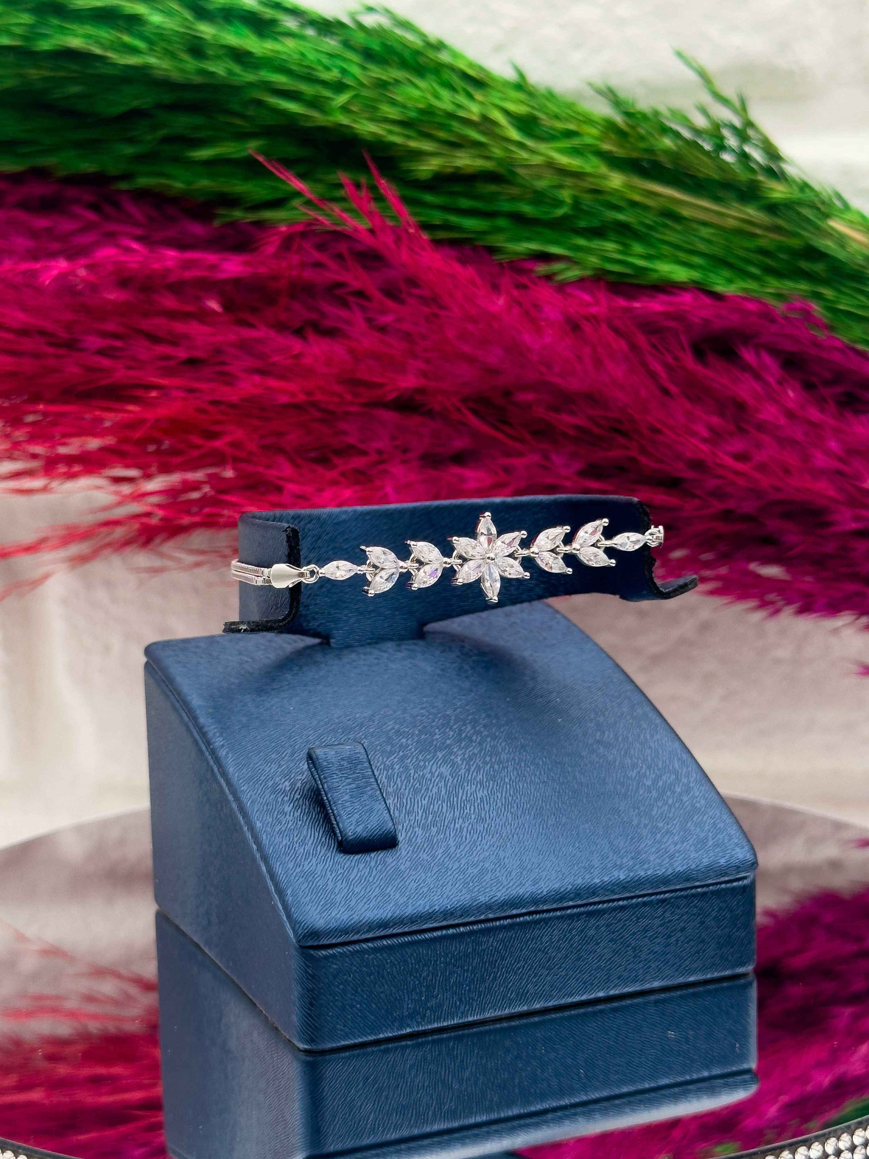 925 Ayar Gümüş Pırlanta Montür Lotus Desenli Popüler Kadın Bileklik