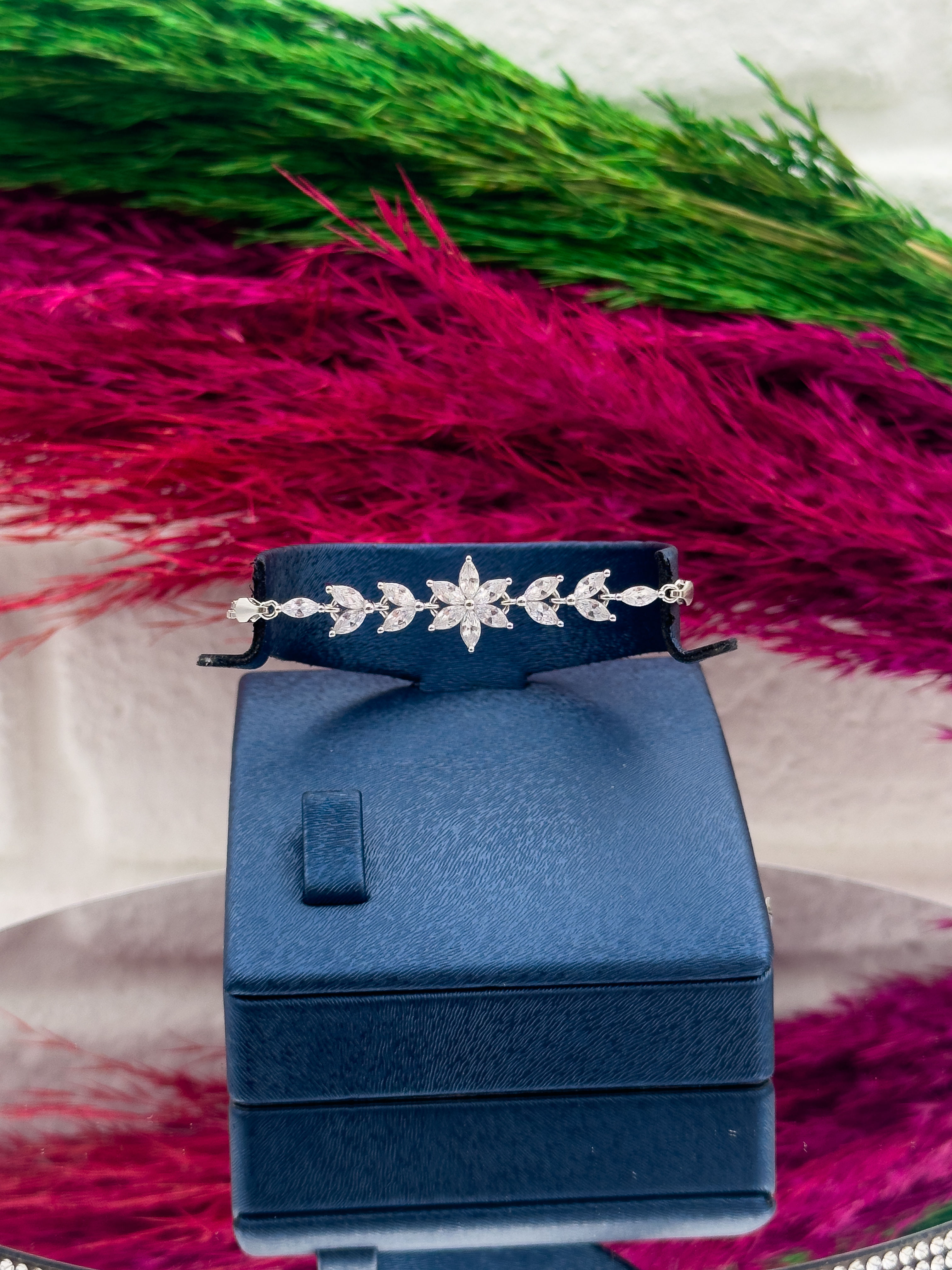 925 Ayar Gümüş Pırlanta Montür Lotus Desenli Popüler Kadın Bileklik