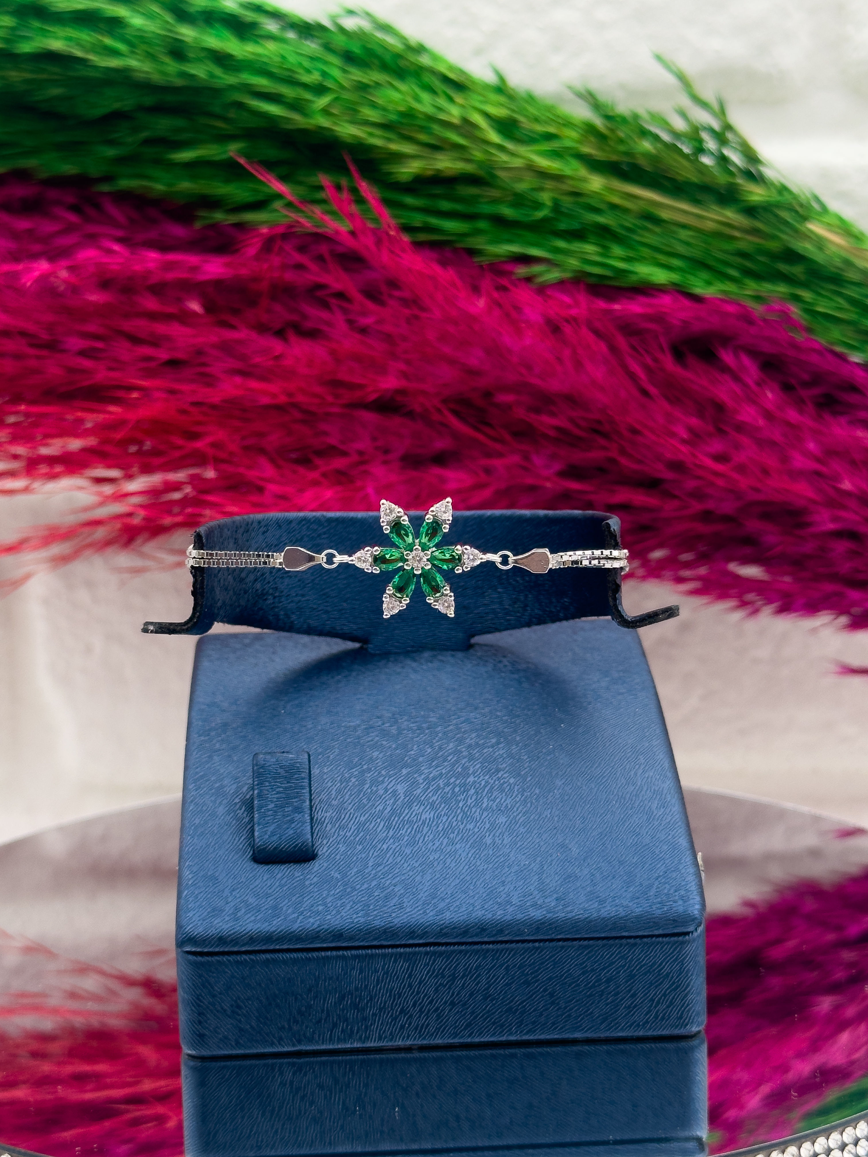 925 Ayar Gümüş Zümrüt Taşlı Lotus Modeli Zarif Kadın Bileklik