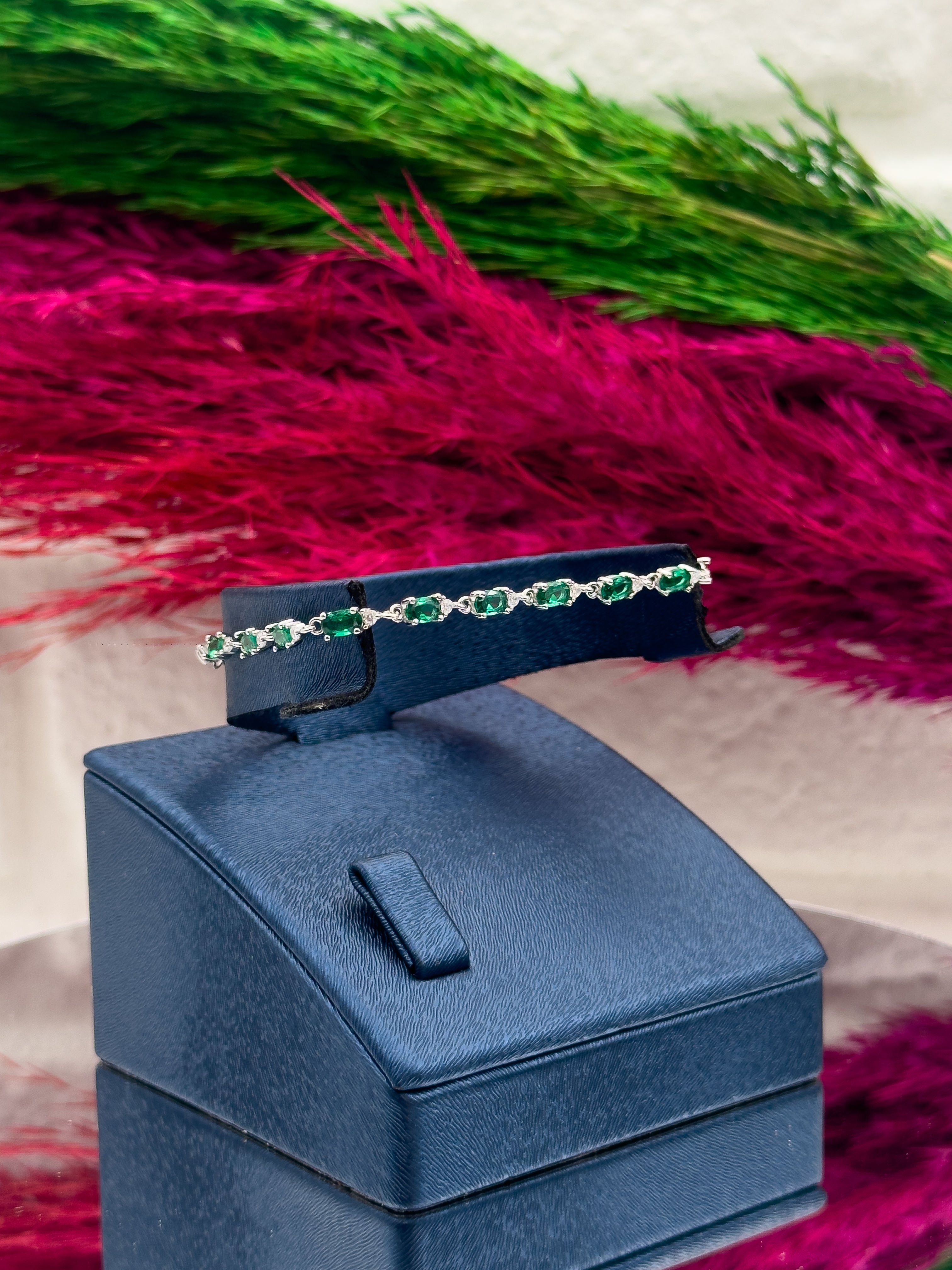 925 Ayar Gümüş Su Yolu Modeli Zümrüt Taşlı Zarif Kadın Bileklik