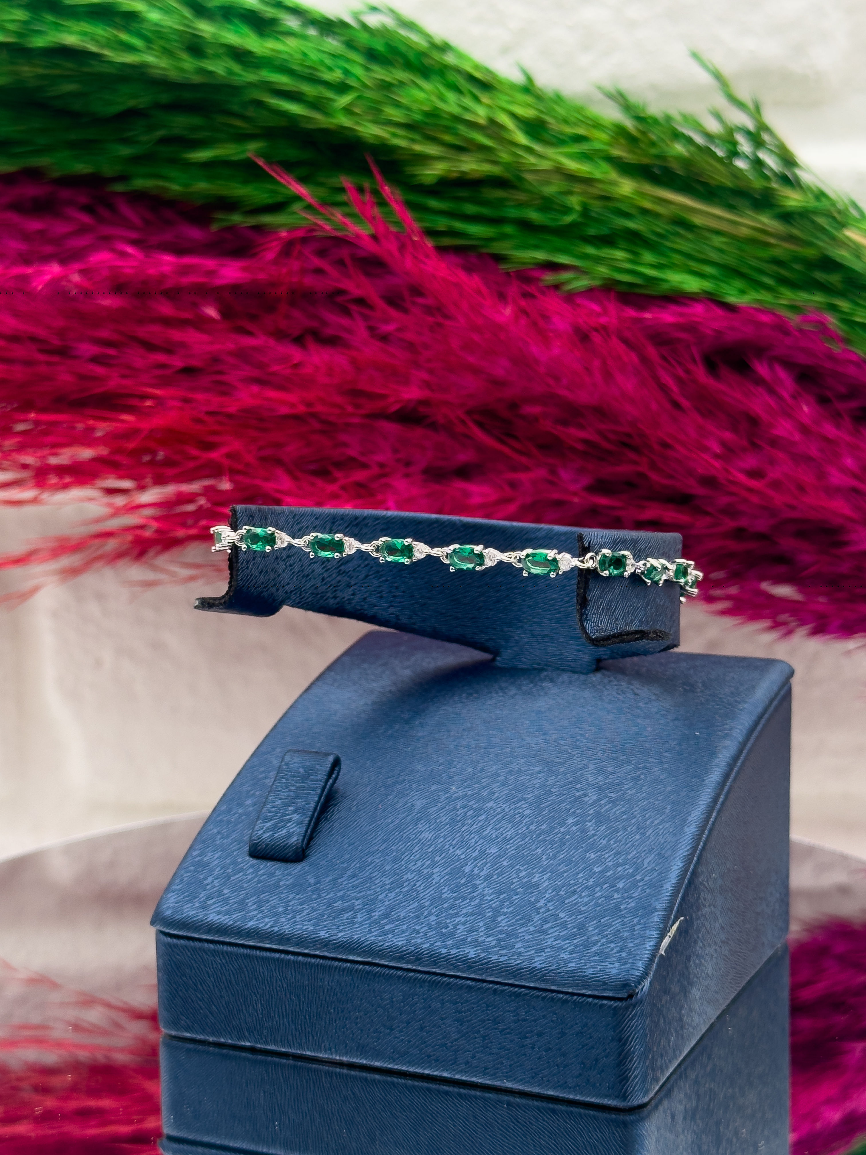 925 Ayar Gümüş Su Yolu Modeli Zümrüt Taşlı Zarif Kadın Bileklik