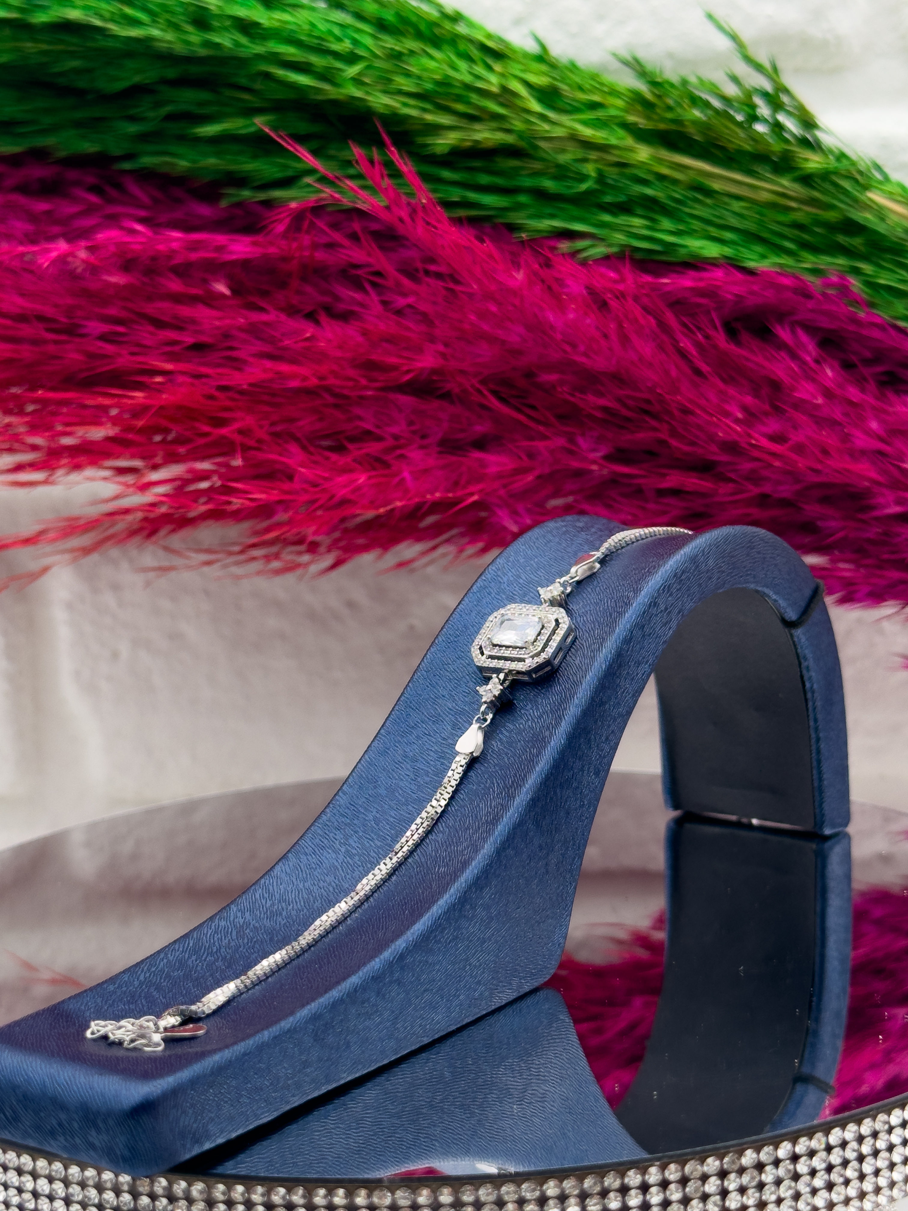 925 Ayar Gümüş Baget Model Pırlanta Montürlü Zarif Kadın Bileklik