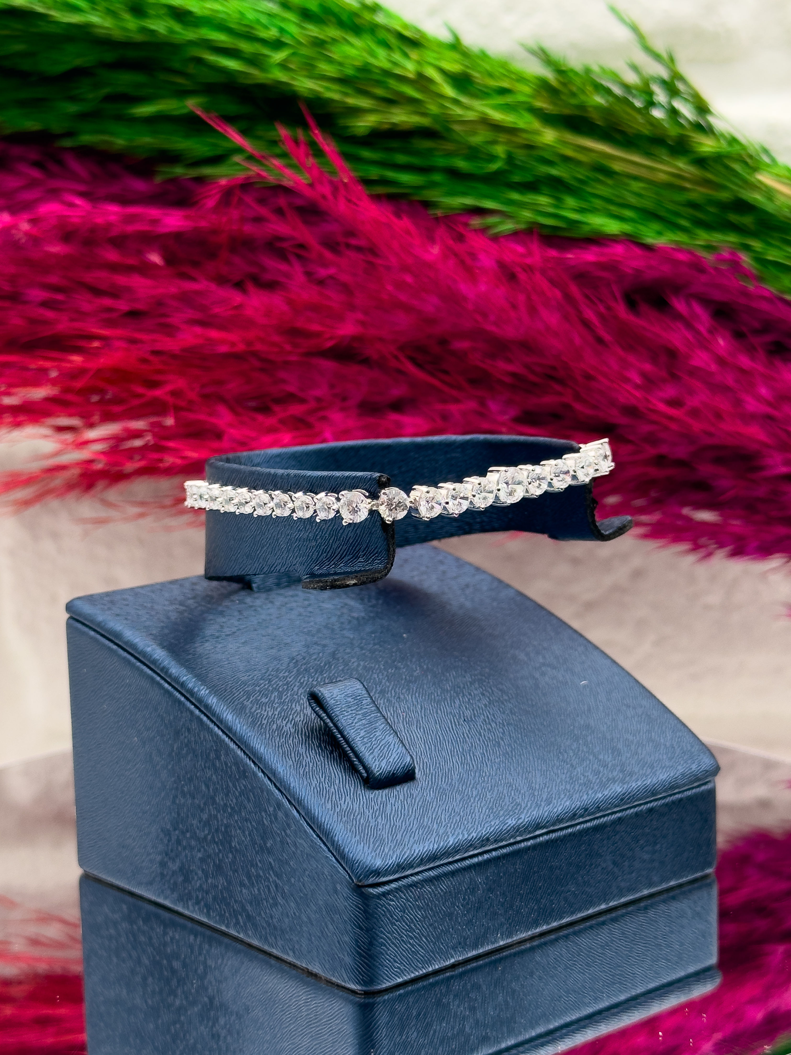 925 Ayar Gümüş Pırlanta Montürlü Su Yolu Modeli Trend Kadın Bileklik