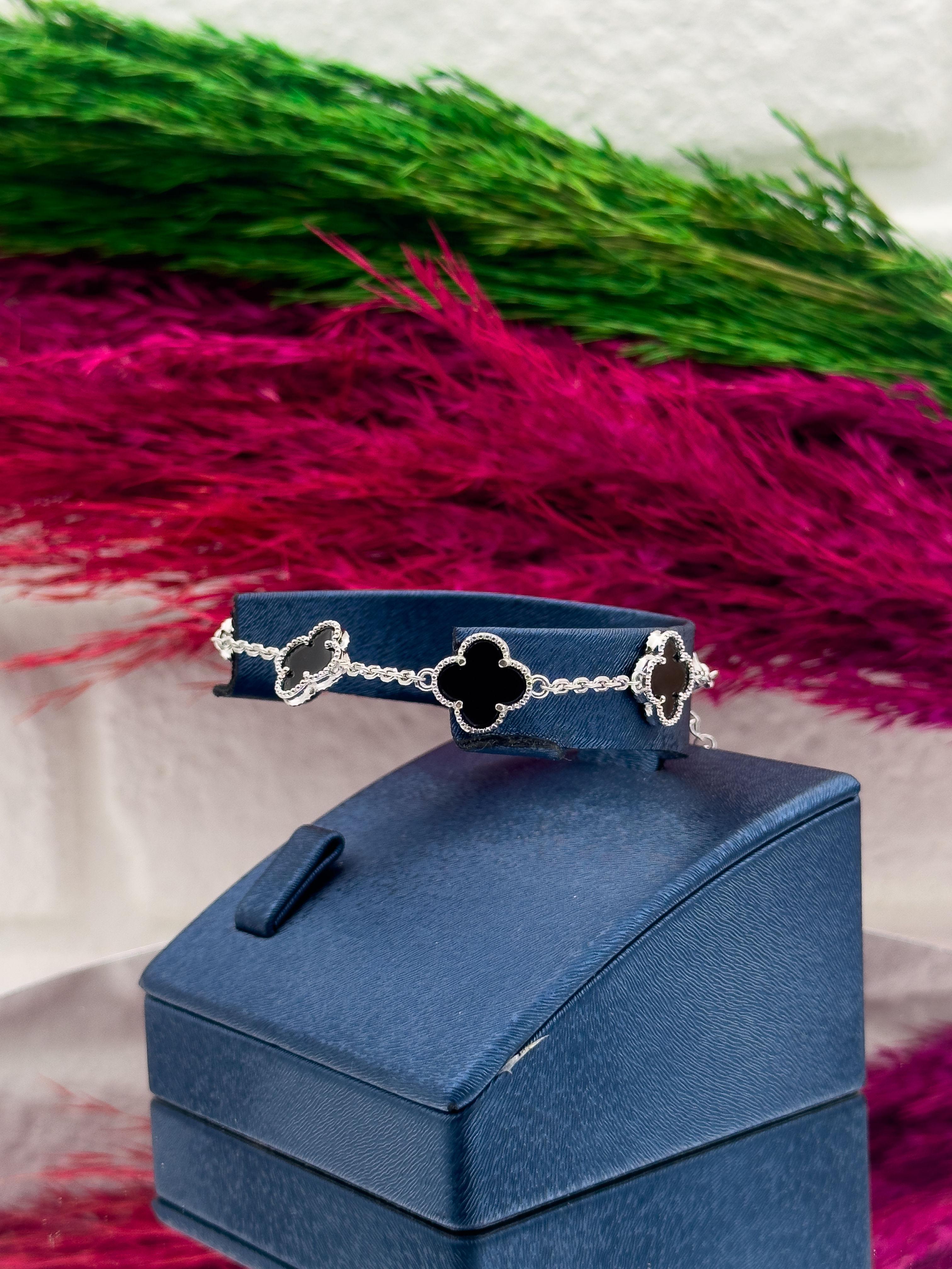 925 Ayar Gümüş Onix Taşlı 5’li Yonca Modeli Zarif Kadın Bileklik