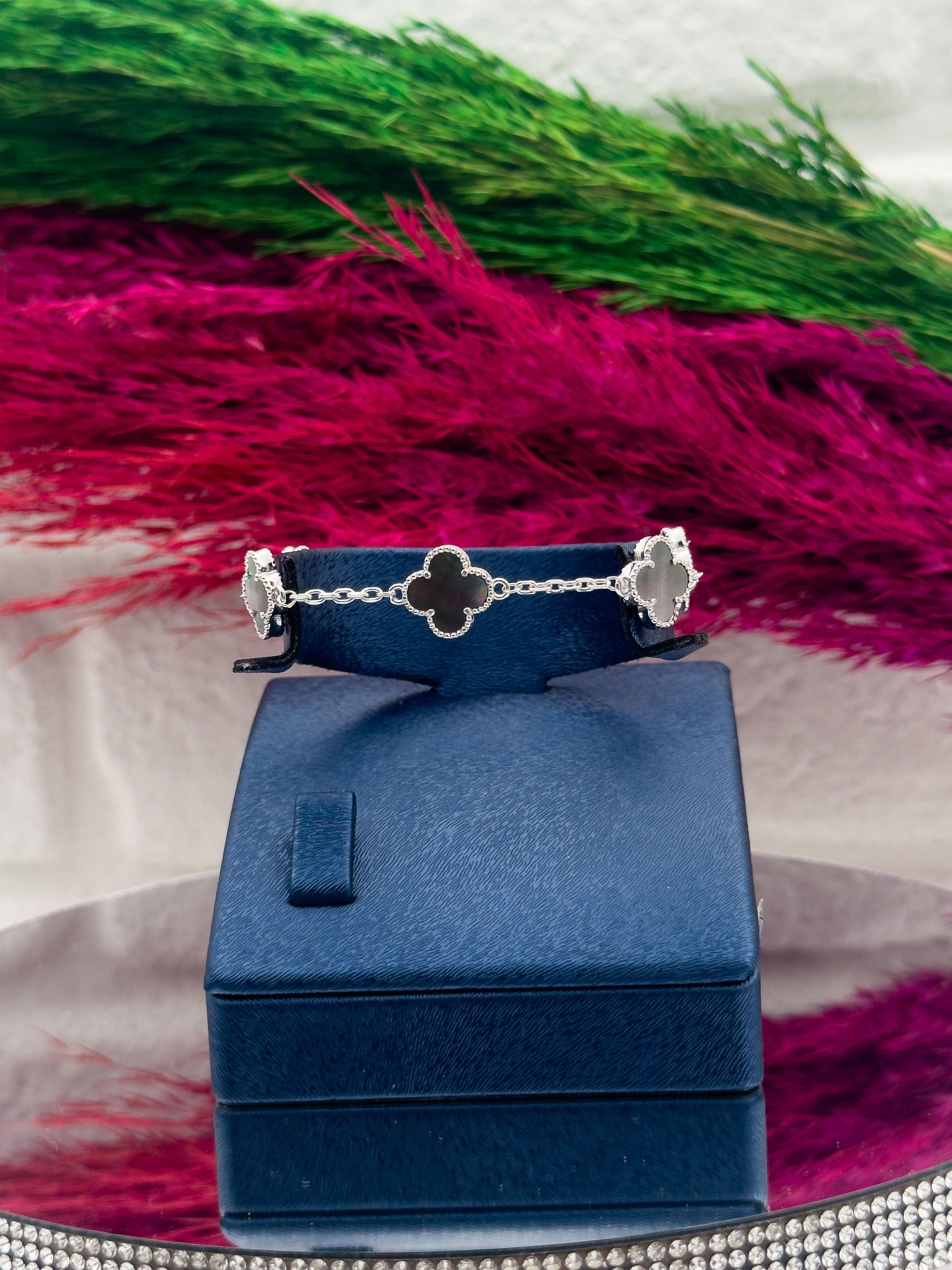 925 Ayar Gümüş 5’li Gölge Taşlı Yonca Modeli Zarif Kadın Bileklik