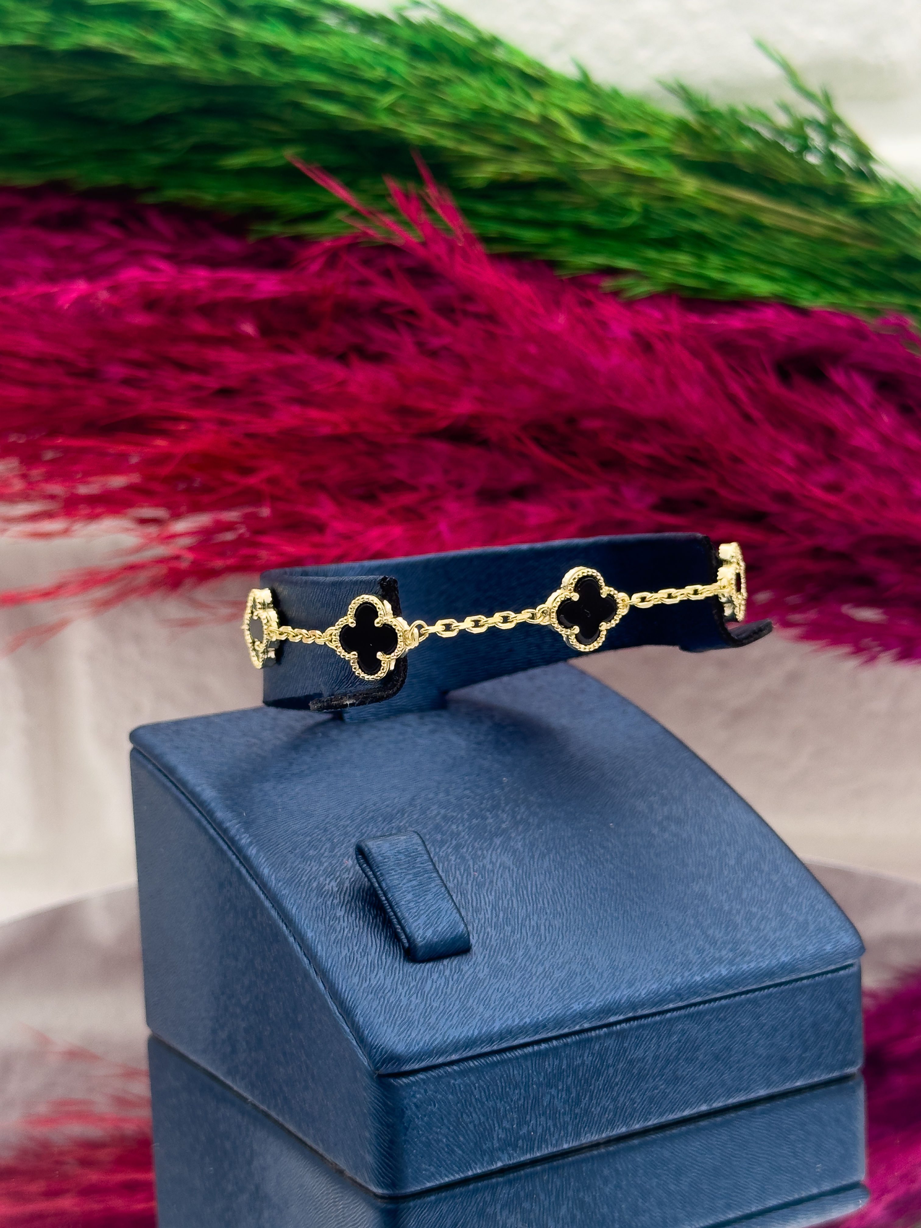 925 Ayar Gümüş 5’li Onix Taşlı Gold Renk Yonca Desenli Popüler Kadın Bileklik