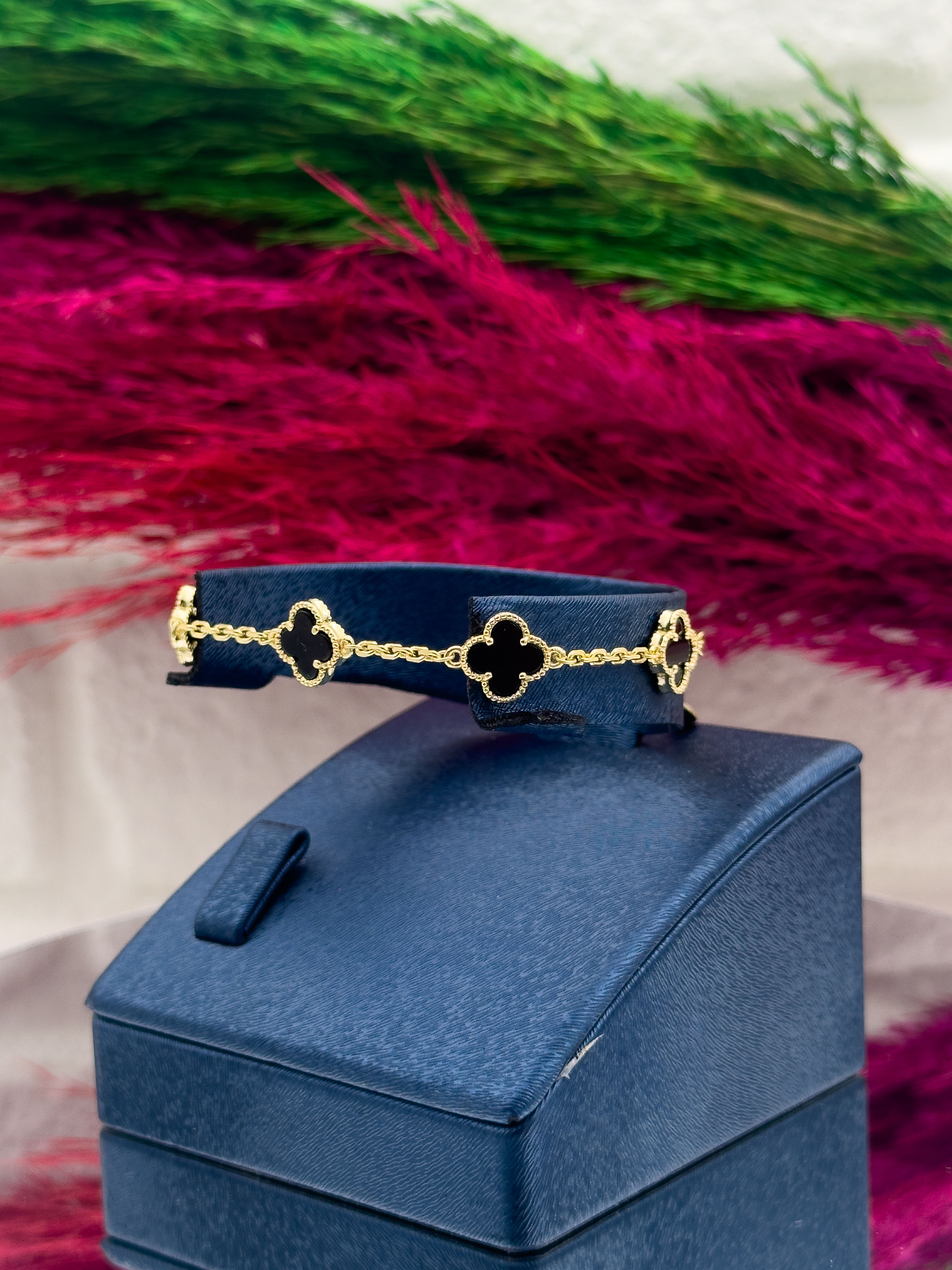 925 Ayar Gümüş 5’li Onix Taşlı Gold Renk Yonca Desenli Popüler Kadın Bileklik