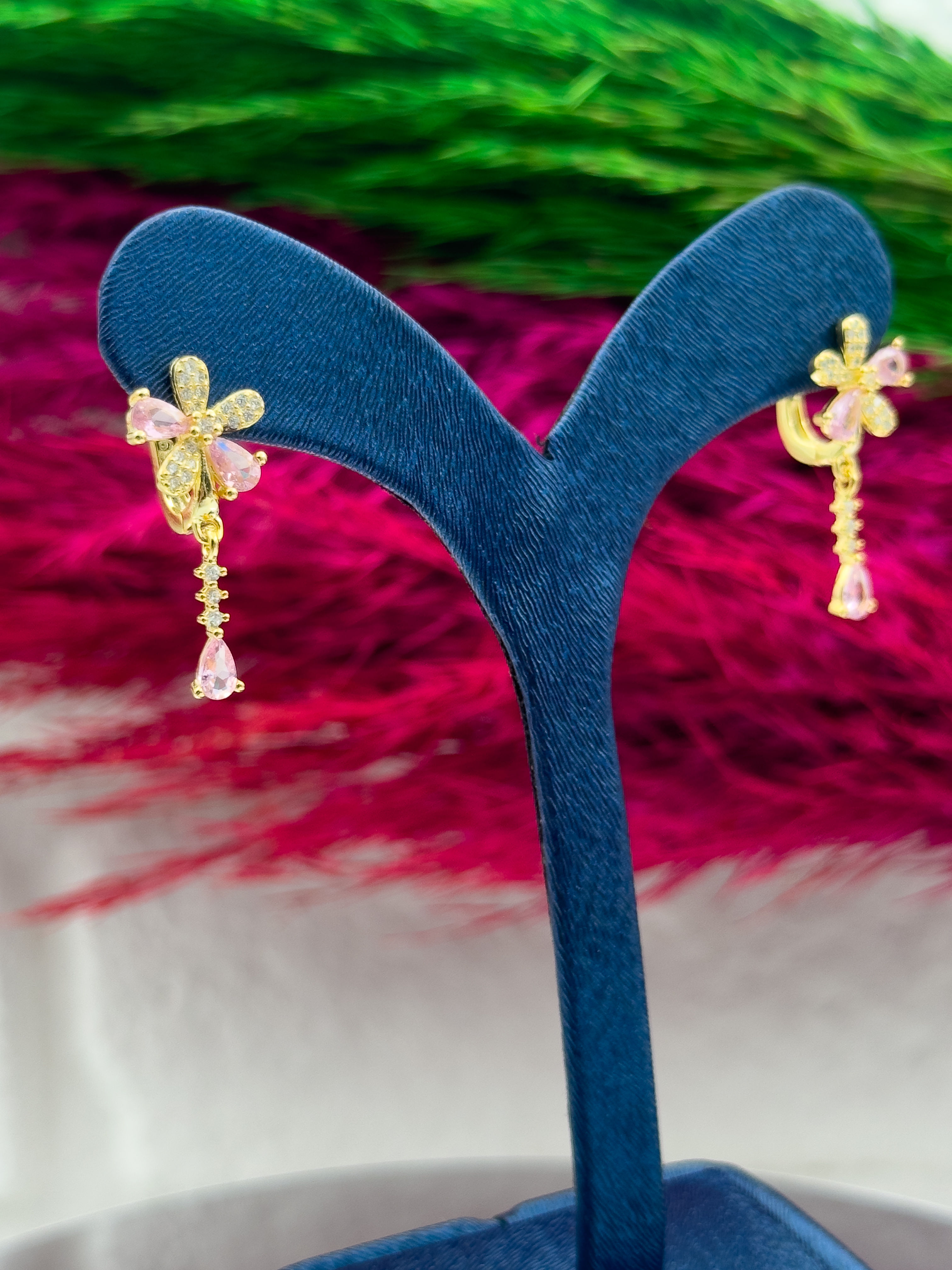 925 Ayar Gümüş Damla Modeli Sallantılı Gold Renk Popüler Kadın Küpe