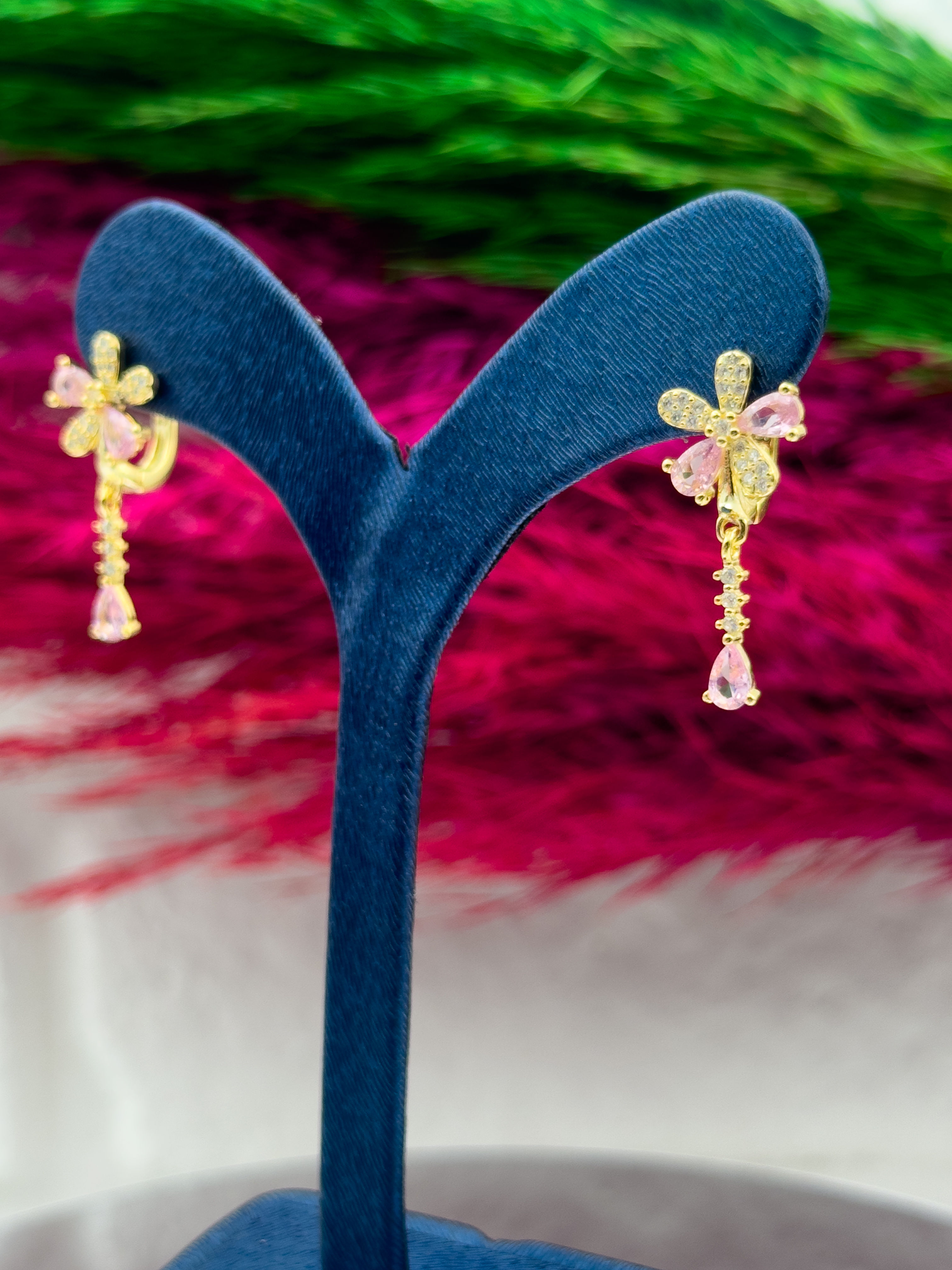 925 Ayar Gümüş Damla Modeli Sallantılı Gold Renk Popüler Kadın Küpe