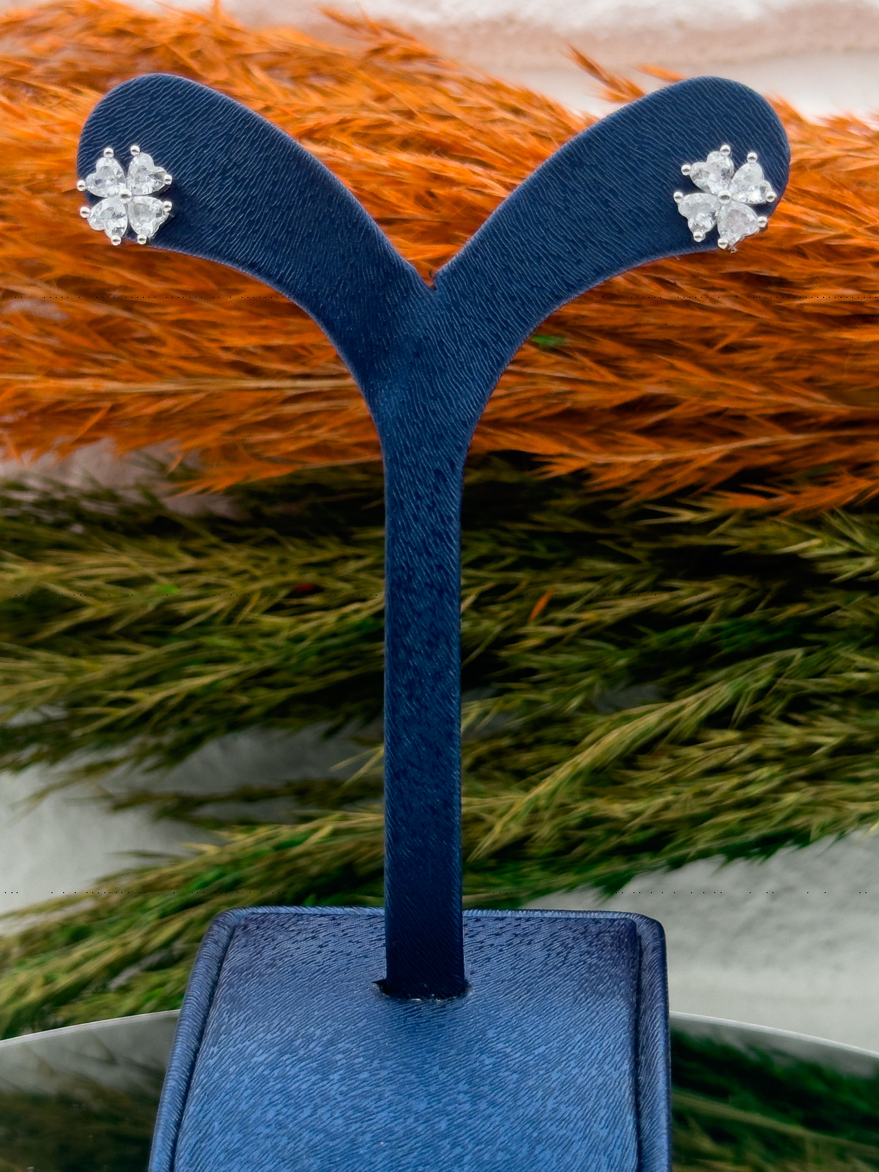 925 Ayar Gümüş Zirkon Taşlı Yonca Modeli Lüks Kadın Küpe