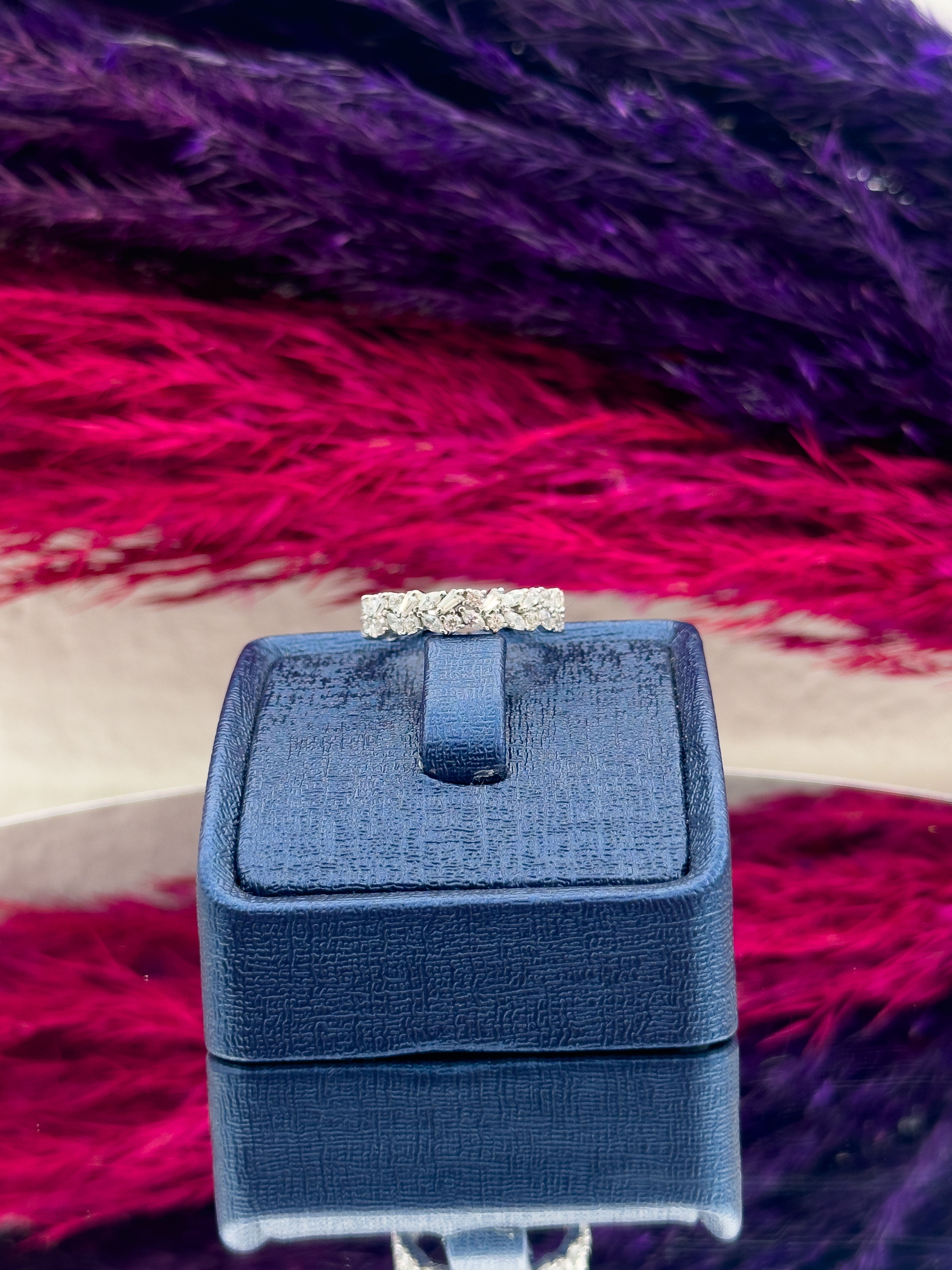 925 Ayar Gümüş Pırlanta Montürlü Yarım Tur Lüks Kadın Yüzük