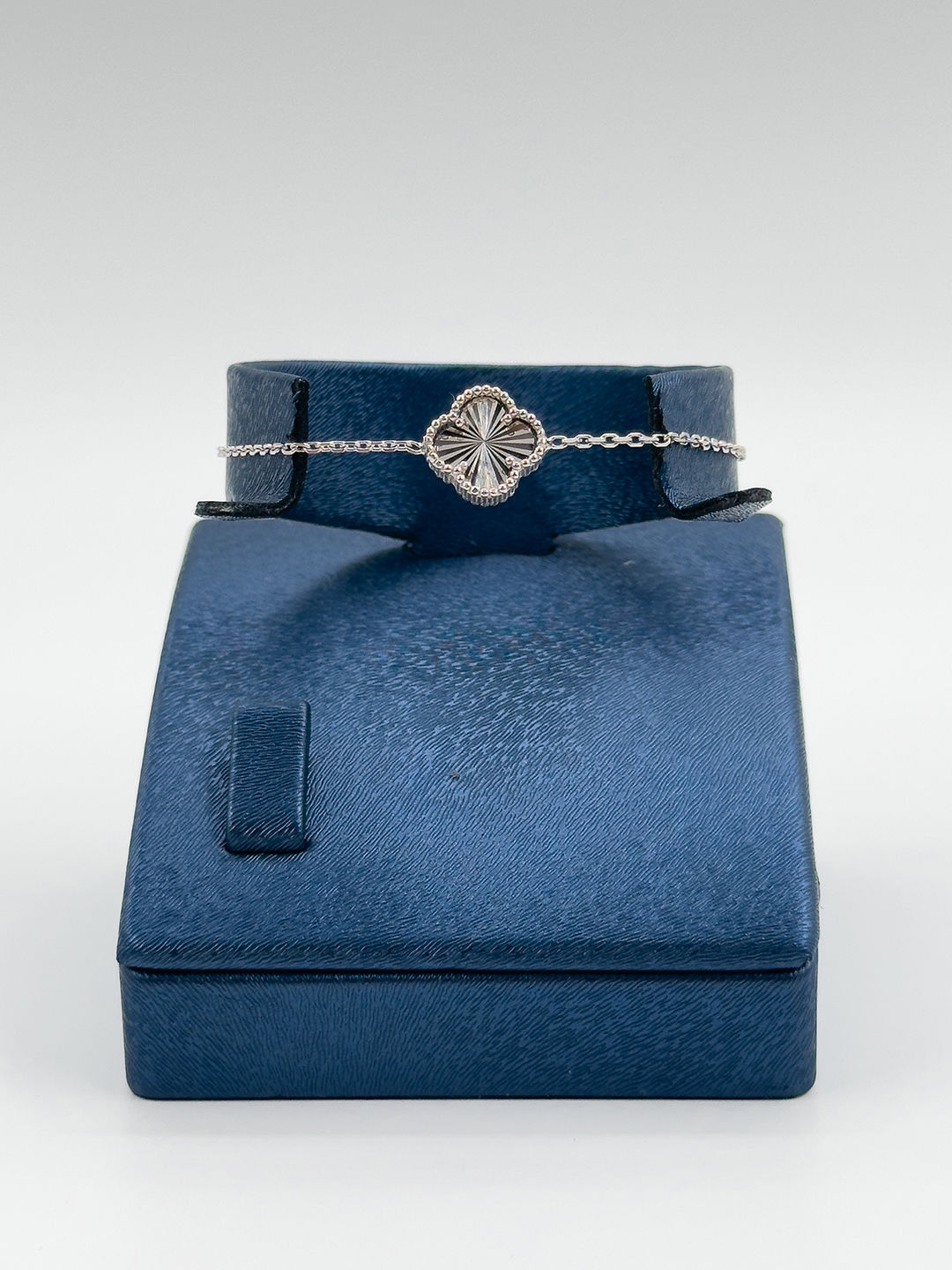 Tekli Taşsız Yonca Kadın Gümüş Bileklik