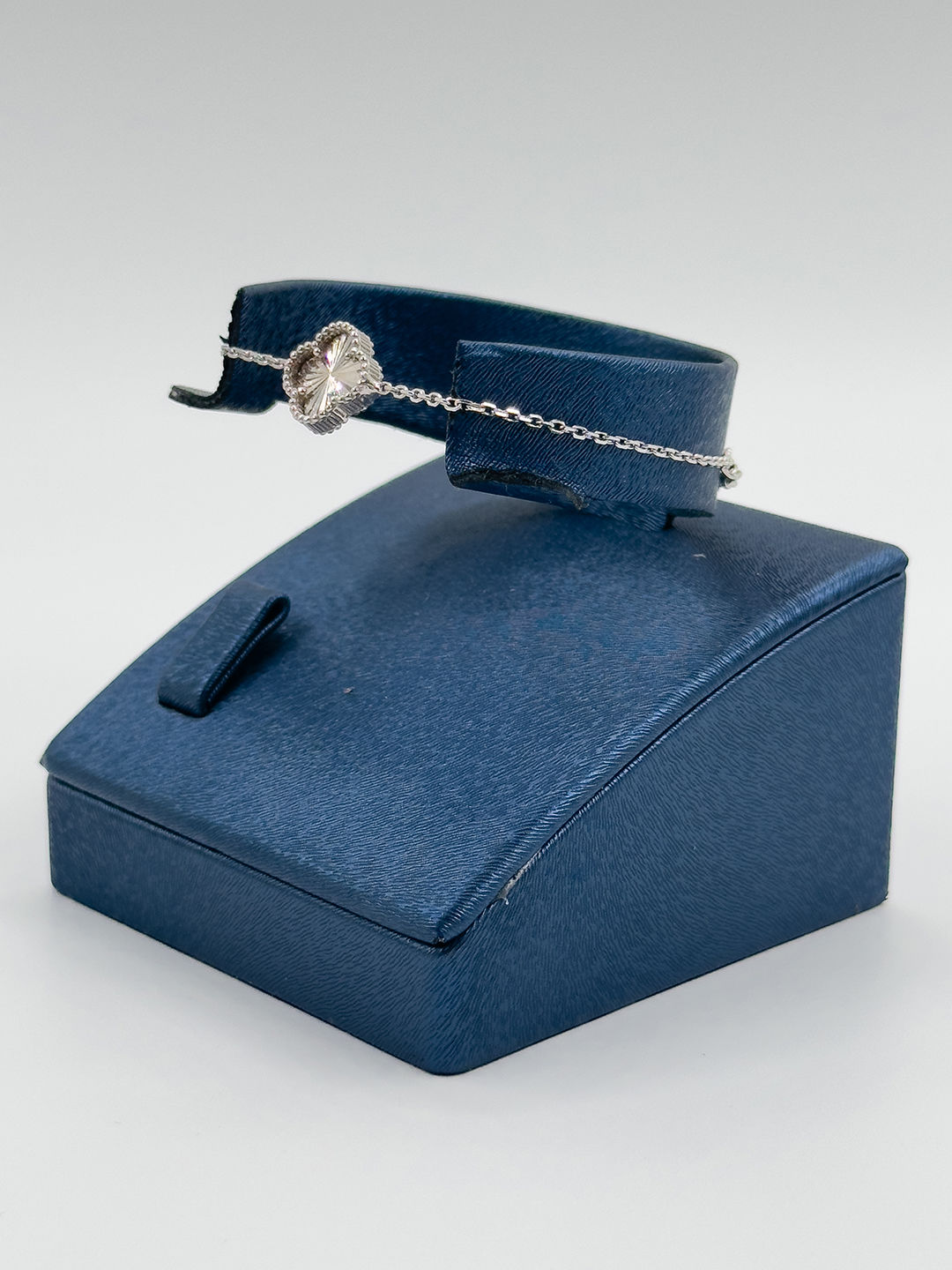 Tekli Taşsız Yonca Kadın Gümüş Bileklik