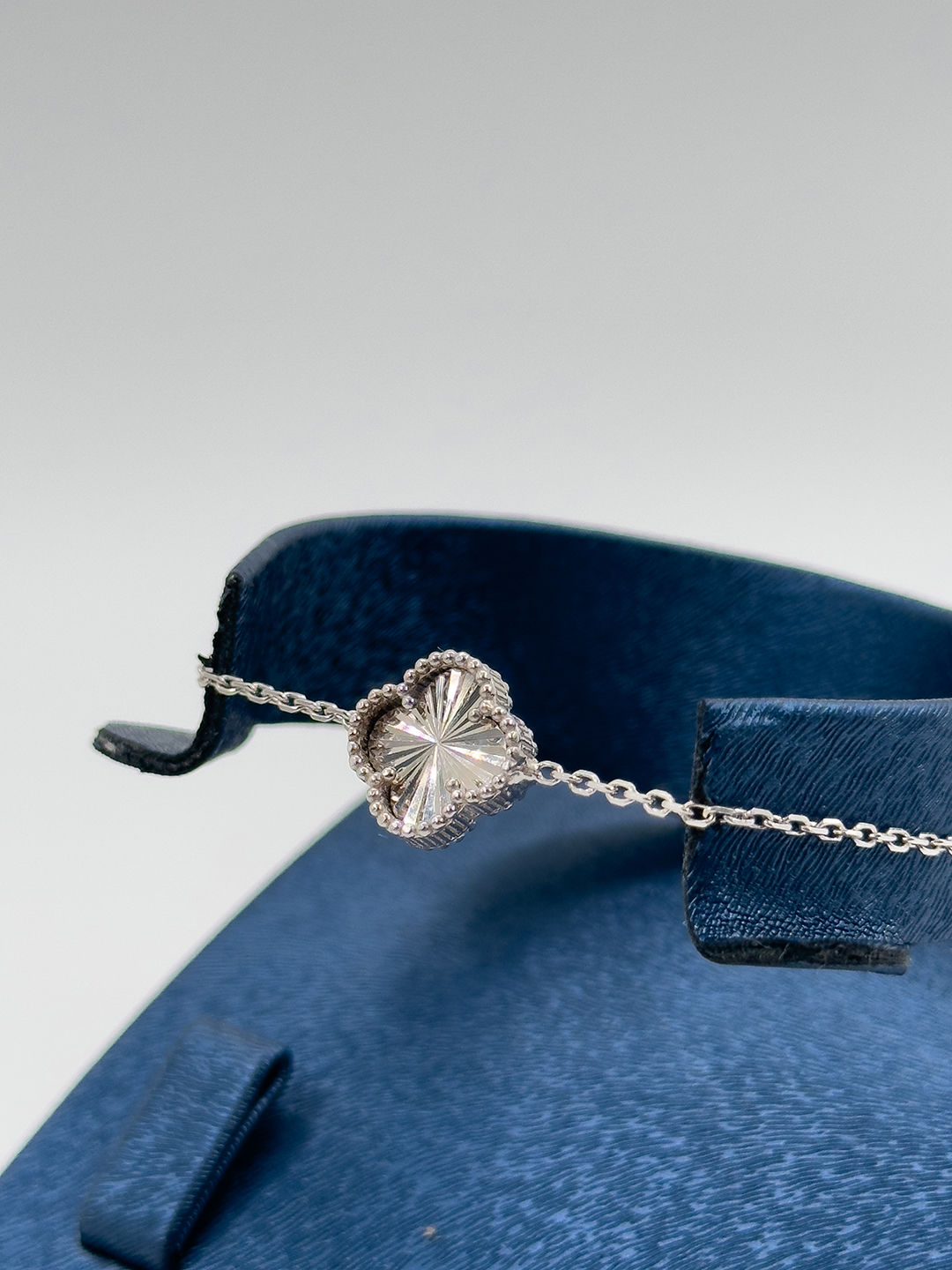 Tekli Taşsız Yonca Kadın Gümüş Bileklik