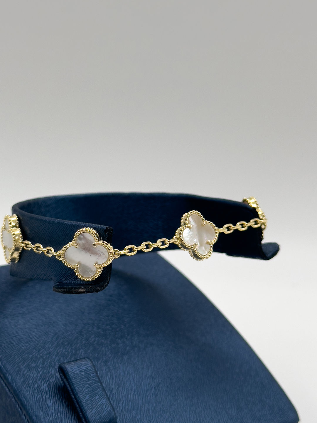 Gold Renk Sedef Taşlı 5'li Yonca Kadın Gümüş Bileklik