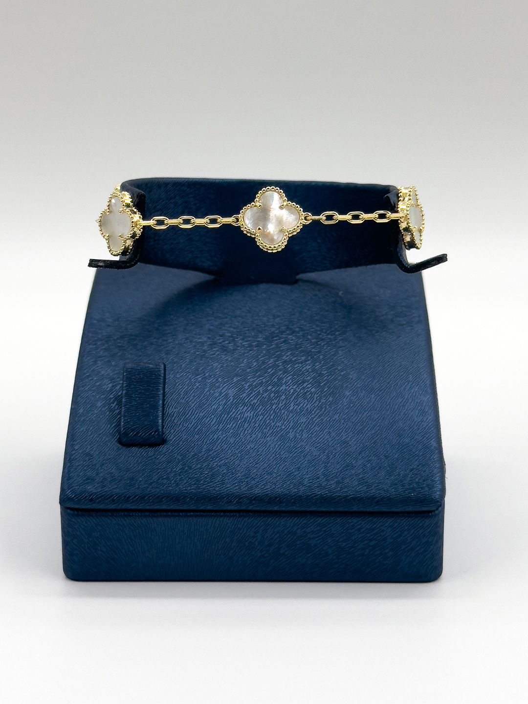 Gold Renk Sedef Taşlı 5'li Yonca Kadın Gümüş Bileklik