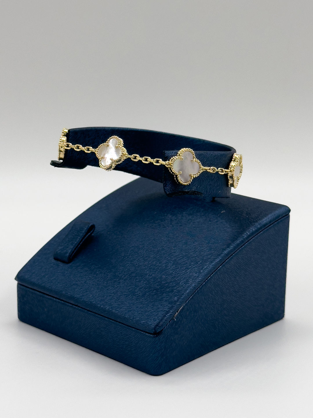 Gold Renk Sedef Taşlı 5'li Yonca Kadın Gümüş Bileklik