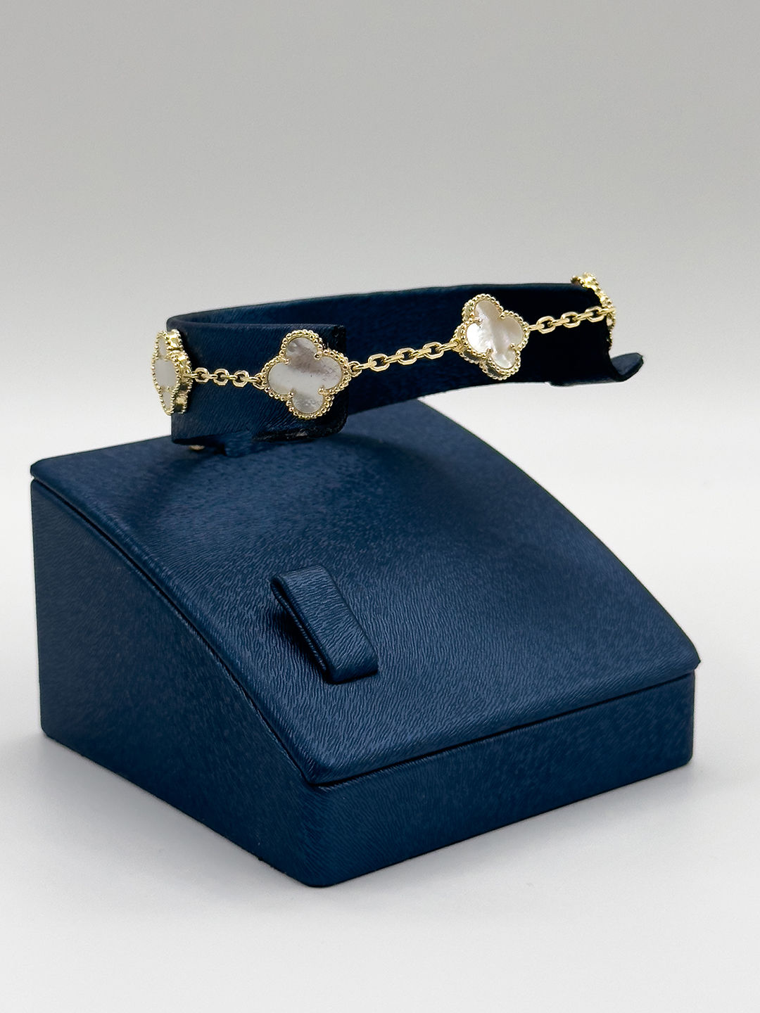 Gold Renk Sedef Taşlı 5'li Yonca Kadın Gümüş Bileklik