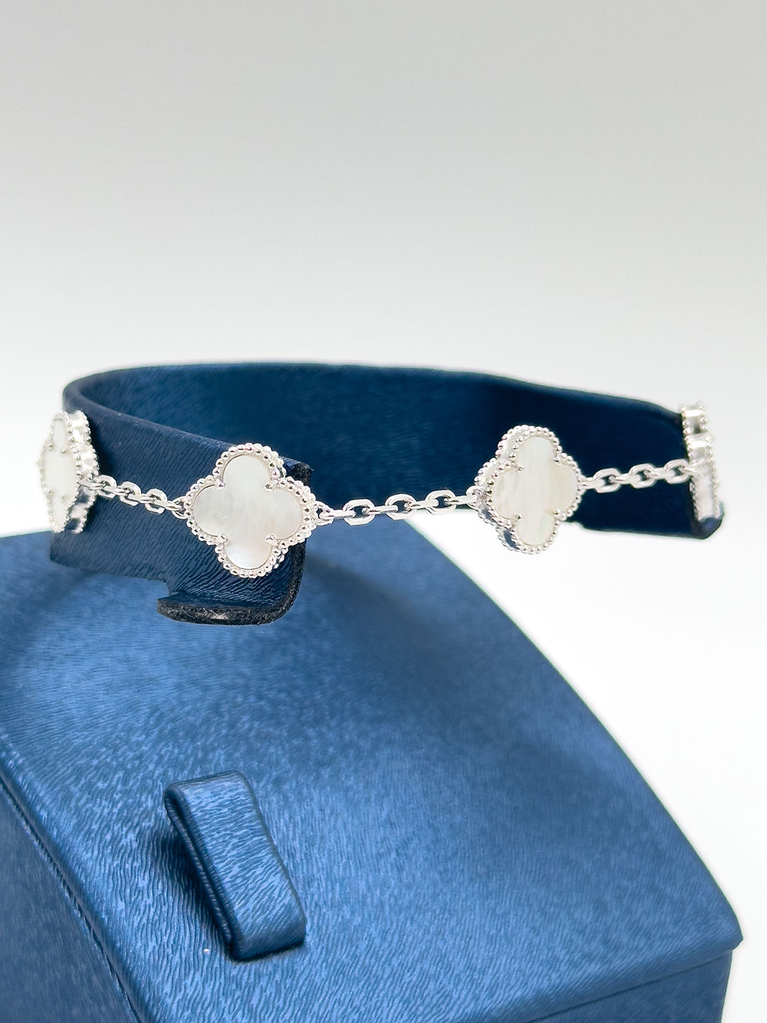 925 Ayar Gümüş 5’li Sedef Taşlı Yonca Modeli Zarif Kadın Bileklik