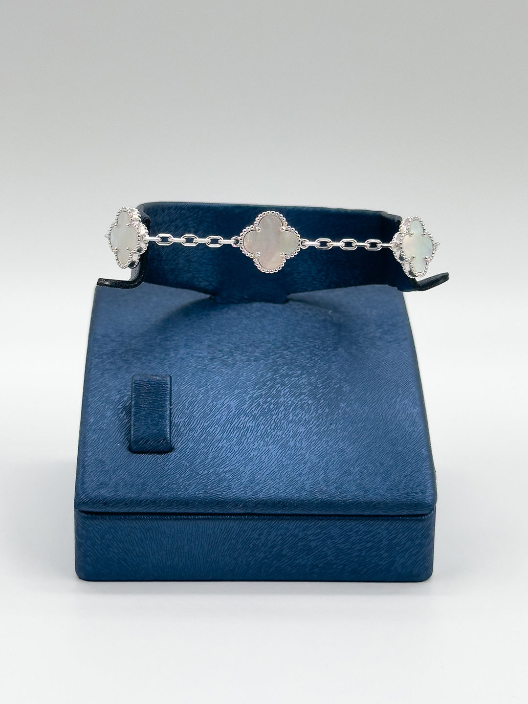 925 Ayar Gümüş 5’li Sedef Taşlı Yonca Modeli Zarif Kadın Bileklik