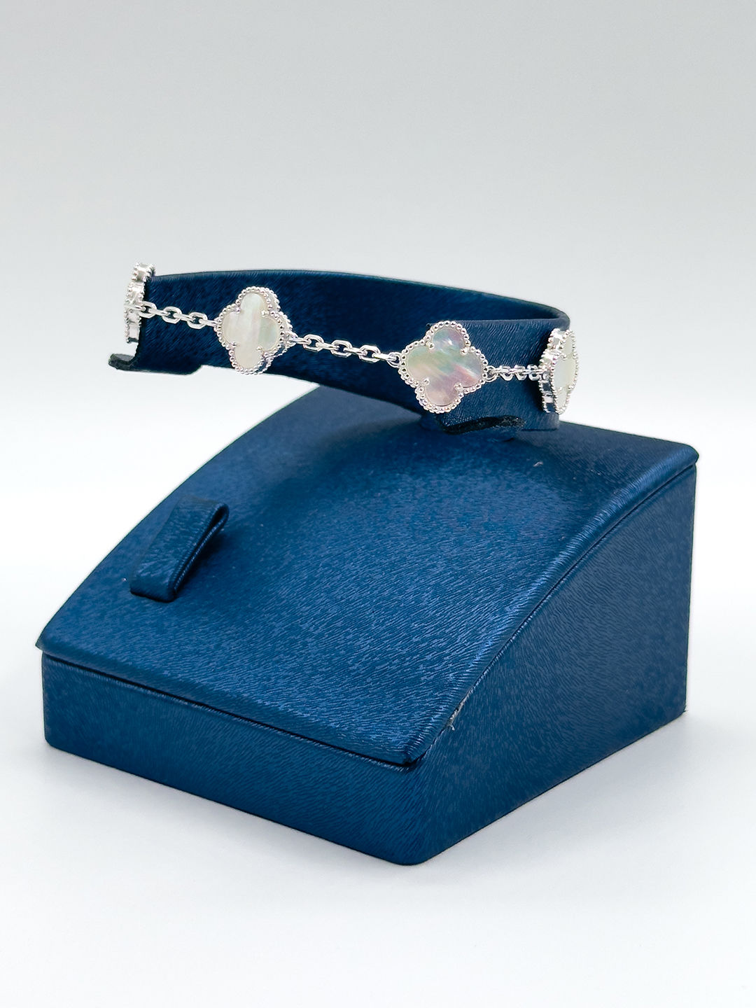 925 Ayar Gümüş 5’li Sedef Taşlı Yonca Modeli Zarif Kadın Bileklik