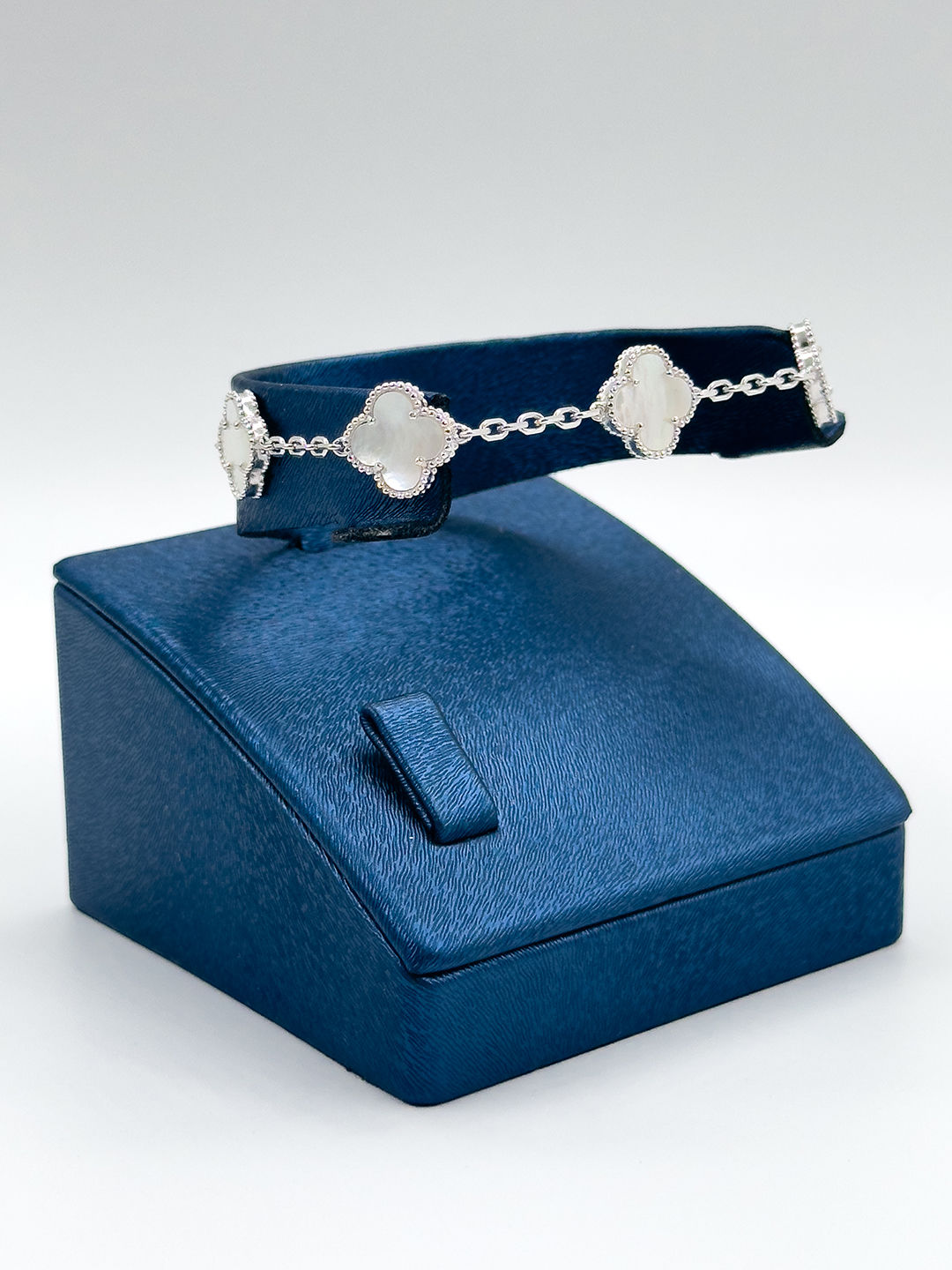 925 Ayar Gümüş 5’li Sedef Taşlı Yonca Modeli Zarif Kadın Bileklik