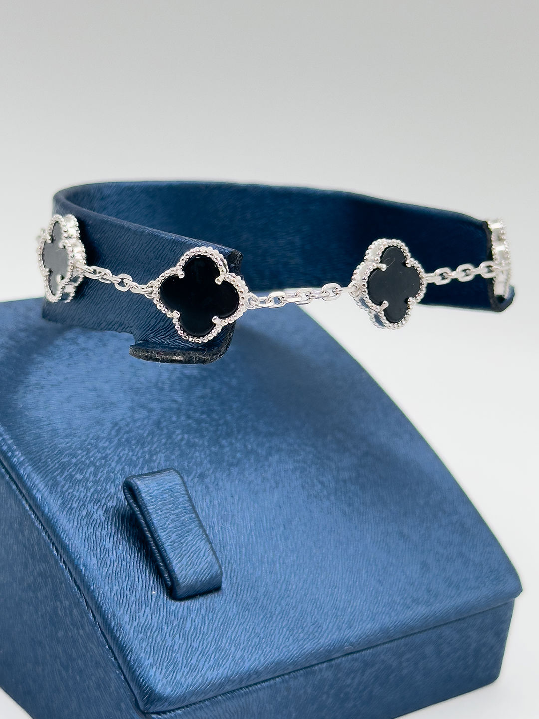 925 Ayar Gümüş Onix Taşlı 5’li Yonca Modeli Zarif Kadın Bileklik