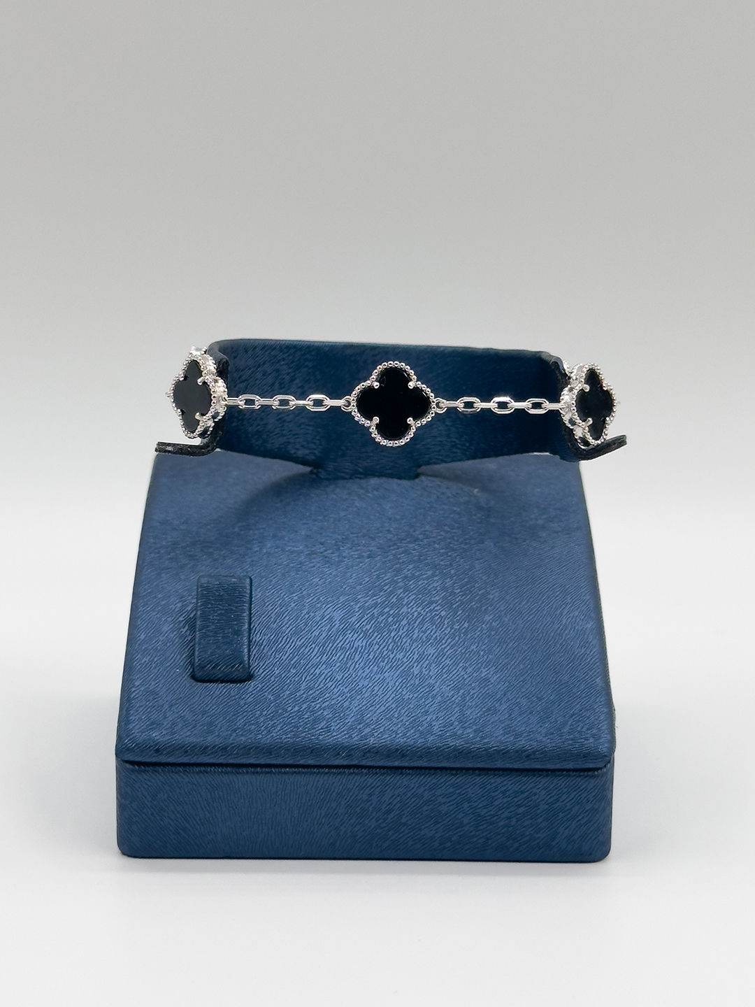 925 Ayar Gümüş Onix Taşlı 5’li Yonca Modeli Zarif Kadın Bileklik