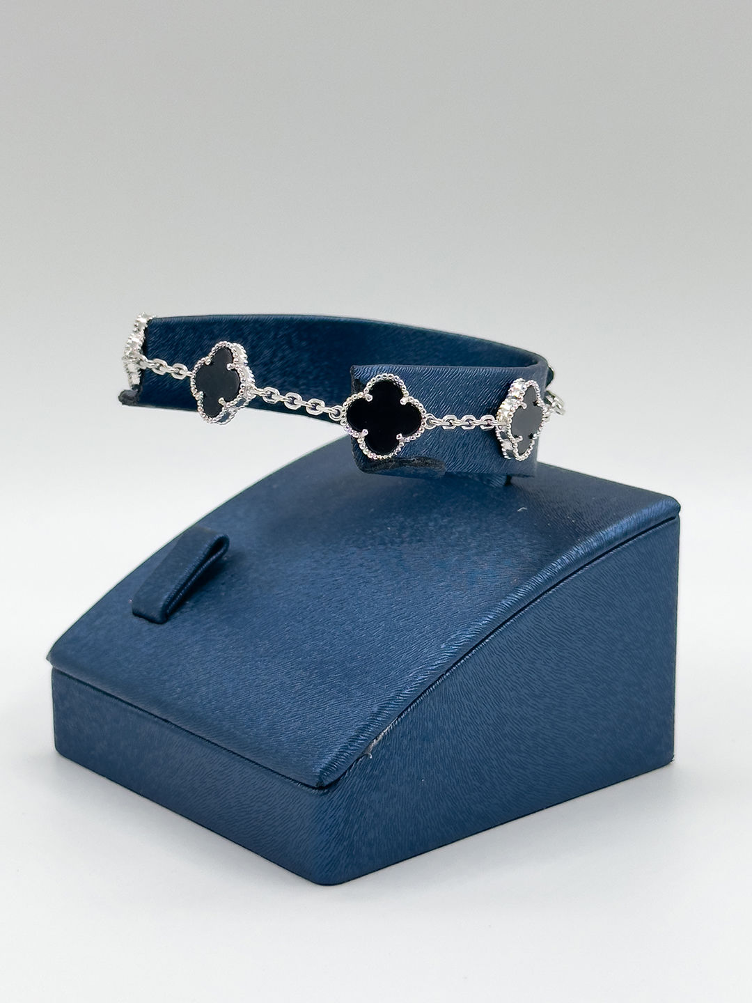 925 Ayar Gümüş Onix Taşlı 5’li Yonca Modeli Zarif Kadın Bileklik