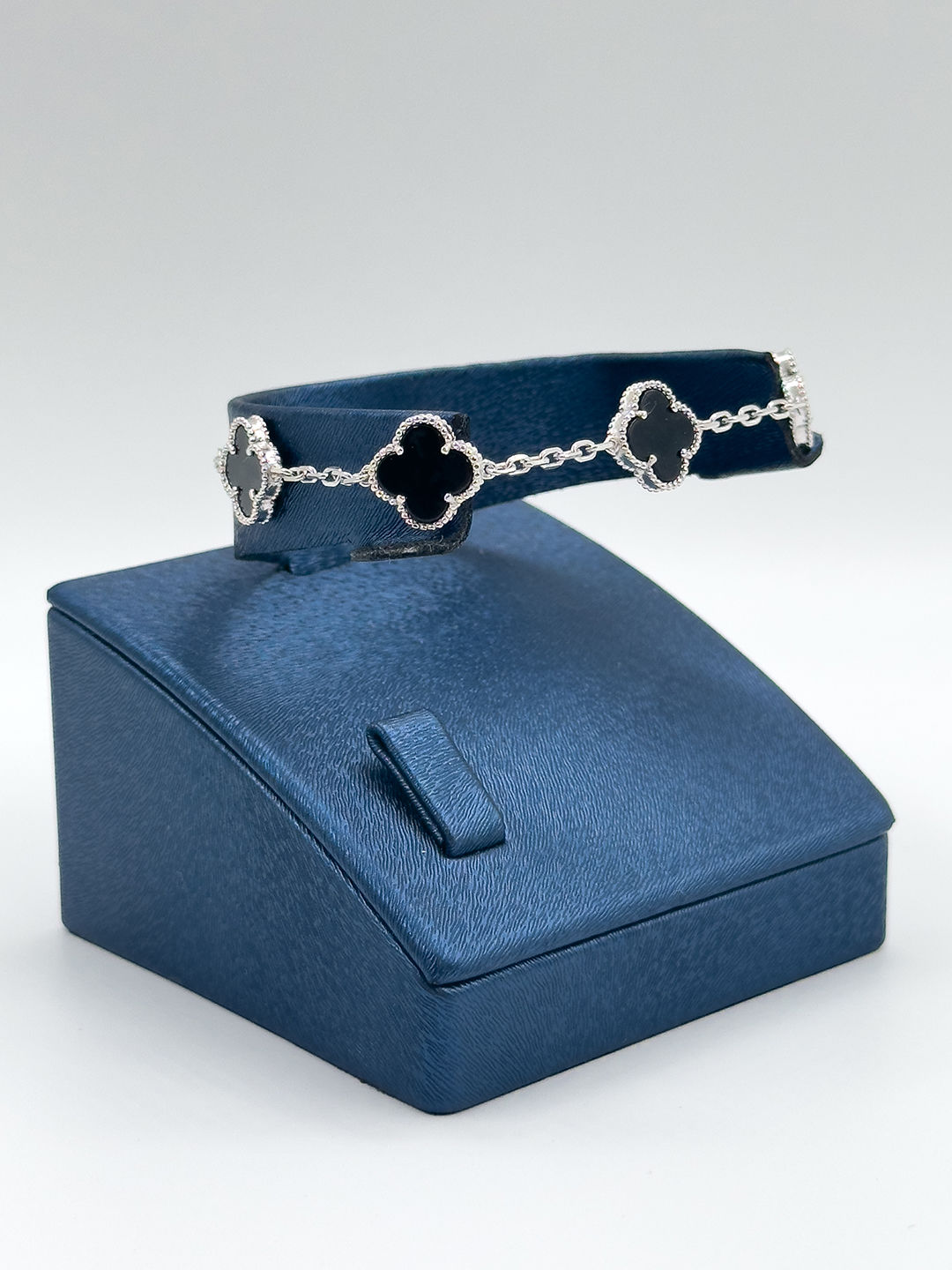 925 Ayar Gümüş Onix Taşlı 5’li Yonca Modeli Zarif Kadın Bileklik