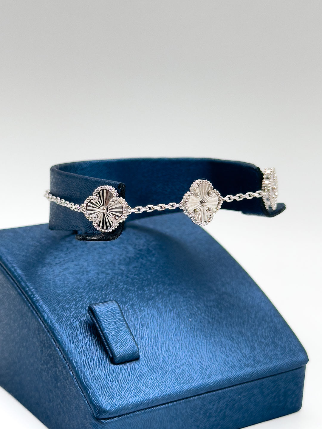 Taşsız 3’lü Büyük Yonca Kadın Gümüş Bileklik