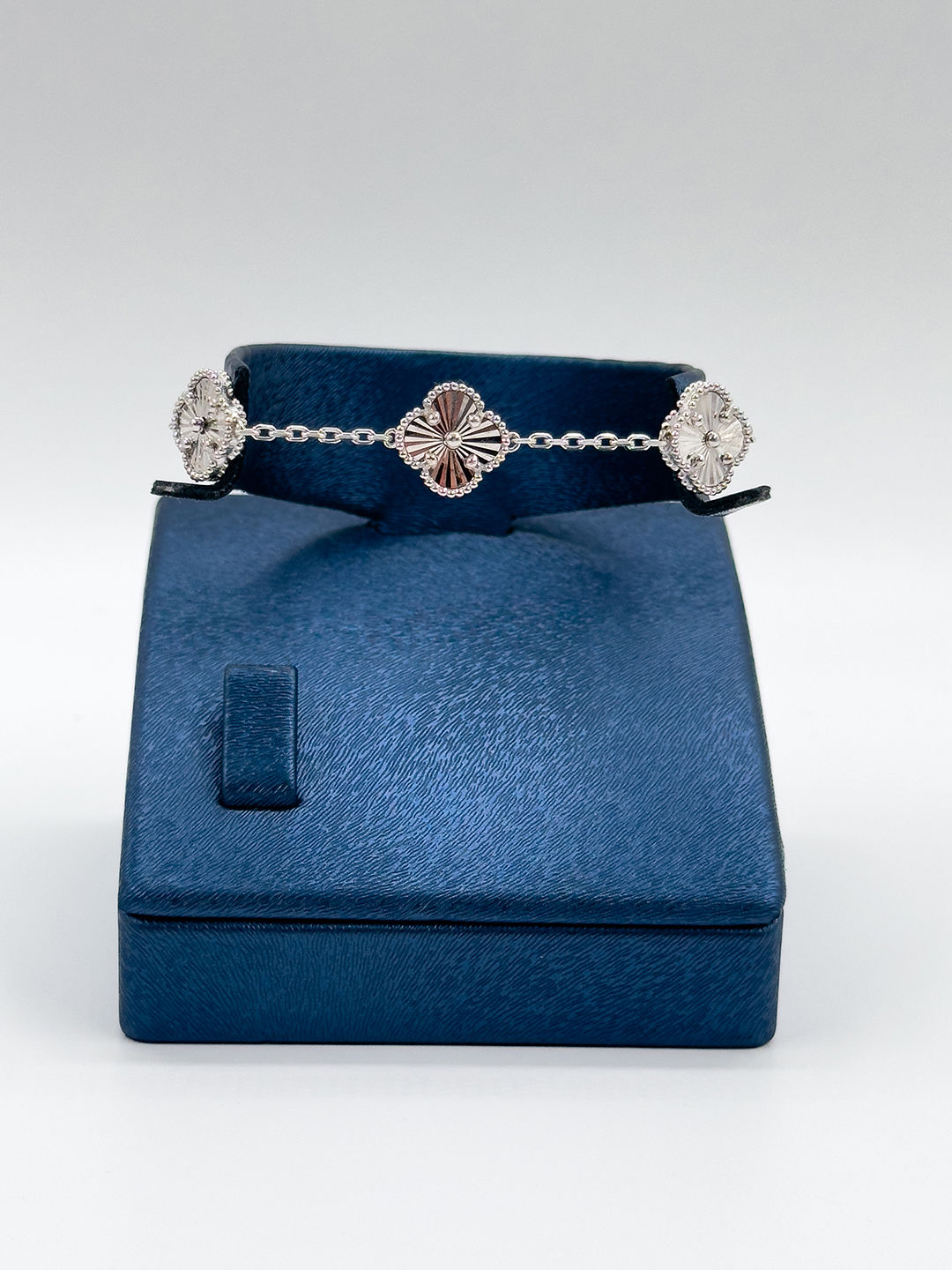 Taşsız 3’lü Büyük Yonca Kadın Gümüş Bileklik