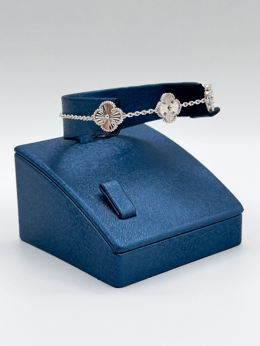 Taşsız 3’lü Büyük Yonca Kadın Gümüş Bileklik