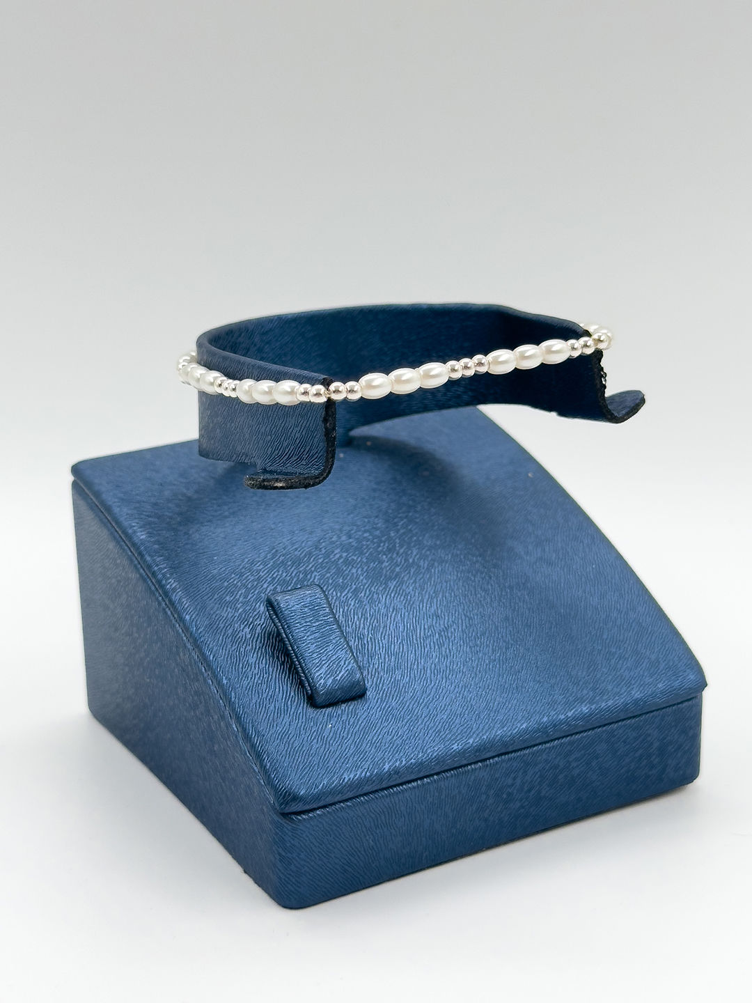 Yatay İncili Zarif Günlük Kadın Gümüş Bileklik