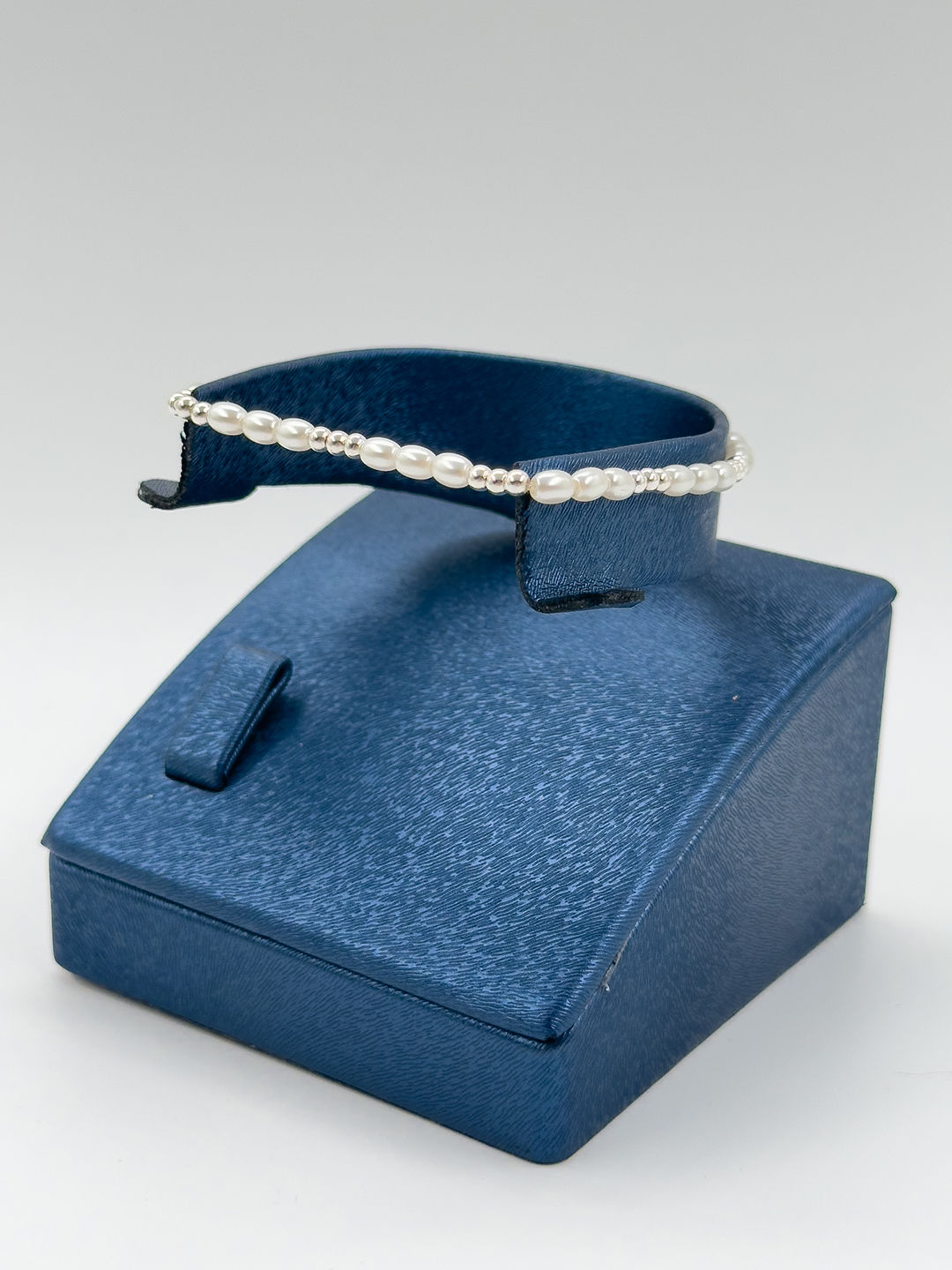 Yatay İncili Zarif Günlük Kadın Gümüş Bileklik