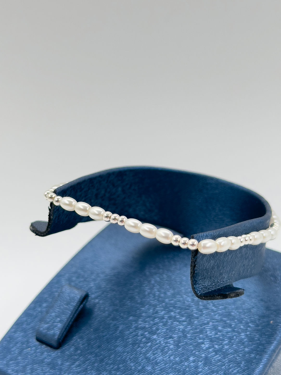 Yatay İncili Zarif Günlük Kadın Gümüş Bileklik