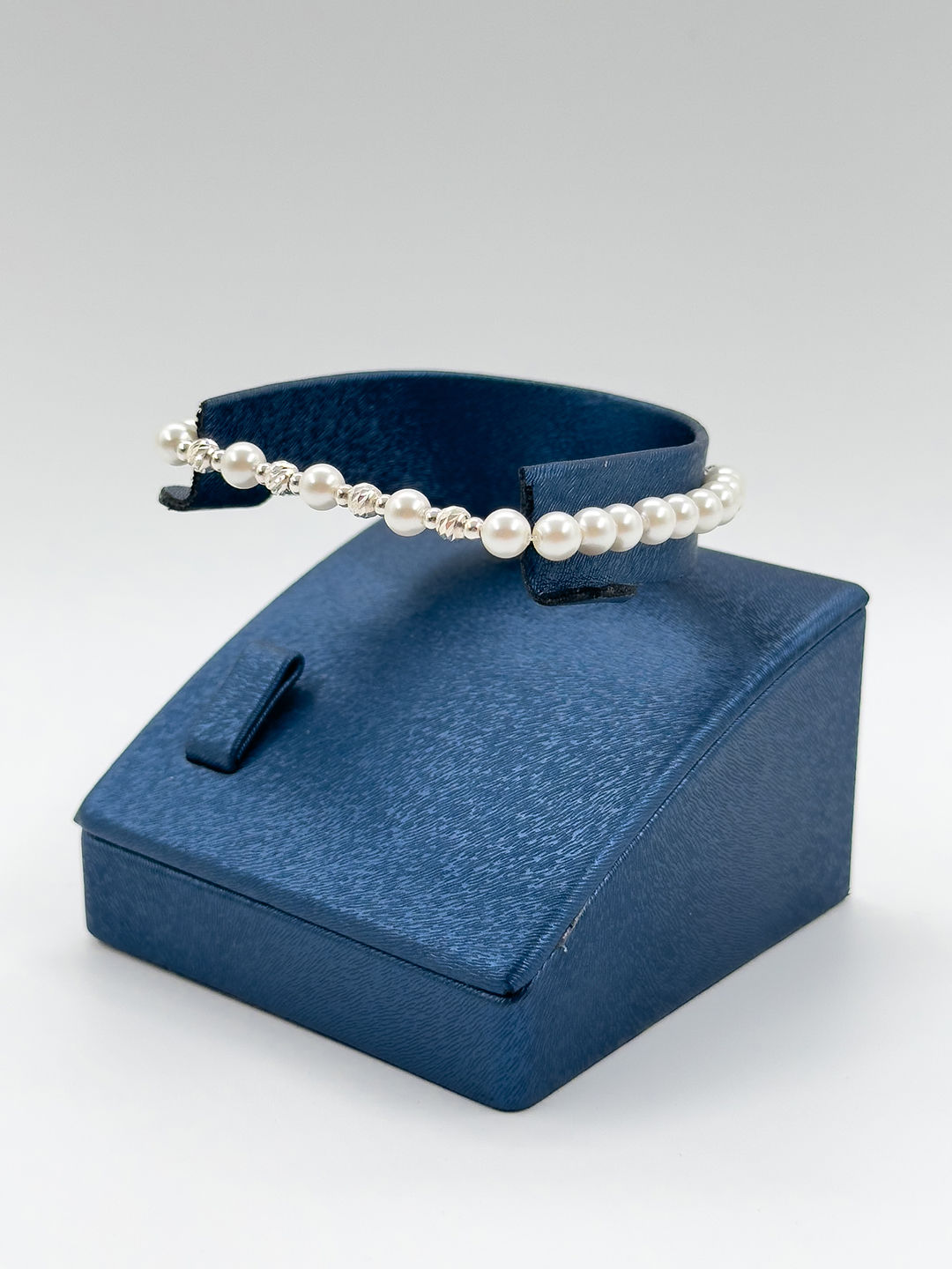 Yuvarlak İncili Zarif Günlük Kadın Gümüş Bileklik