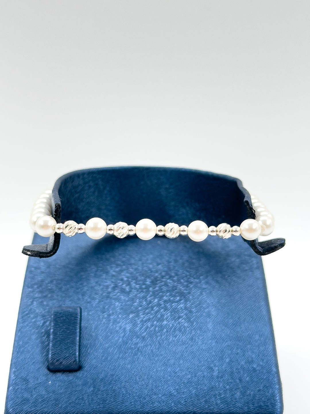 Yuvarlak İncili Zarif Günlük Kadın Gümüş Bileklik