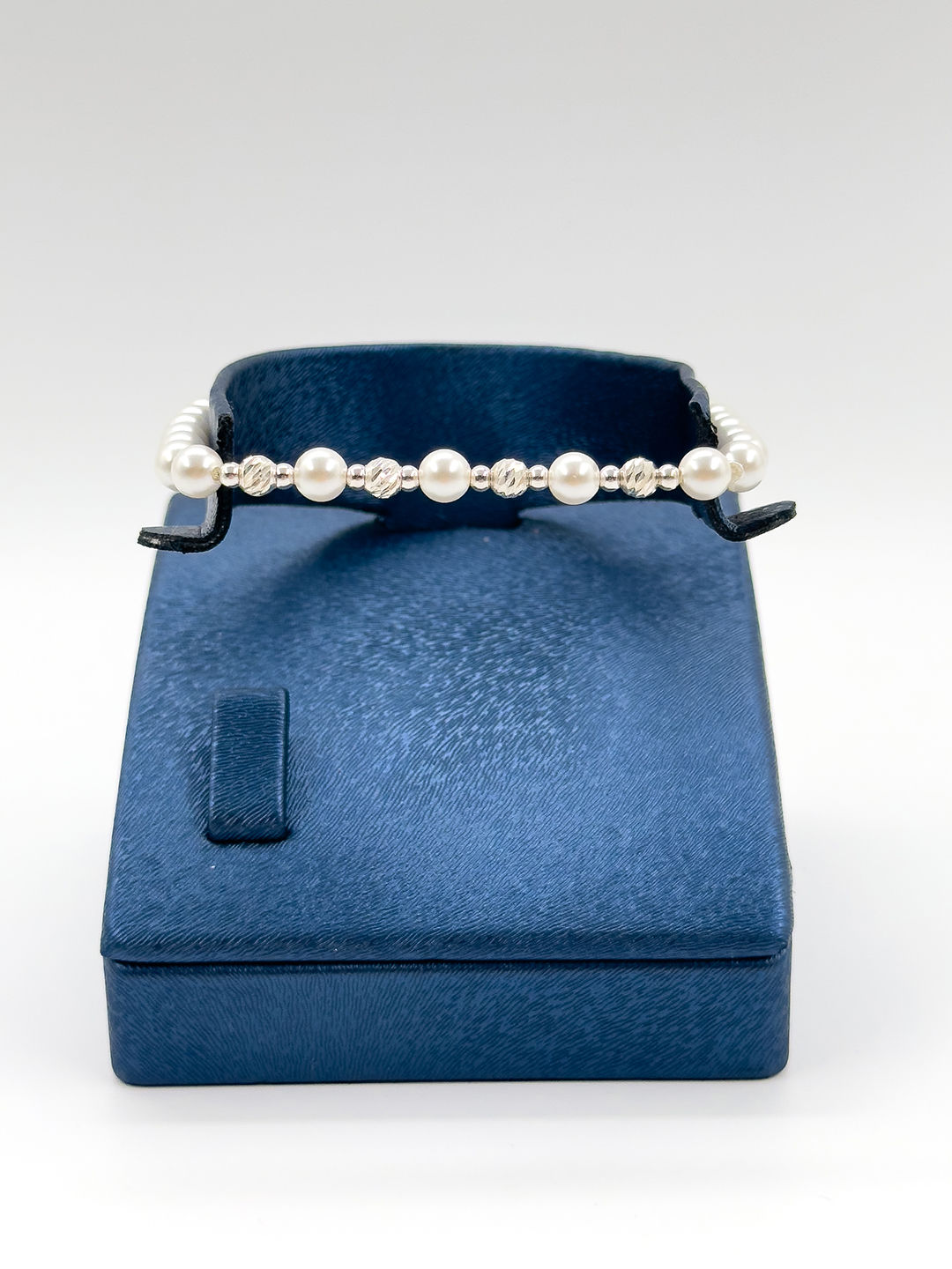 Yuvarlak İncili Zarif Günlük Kadın Gümüş Bileklik