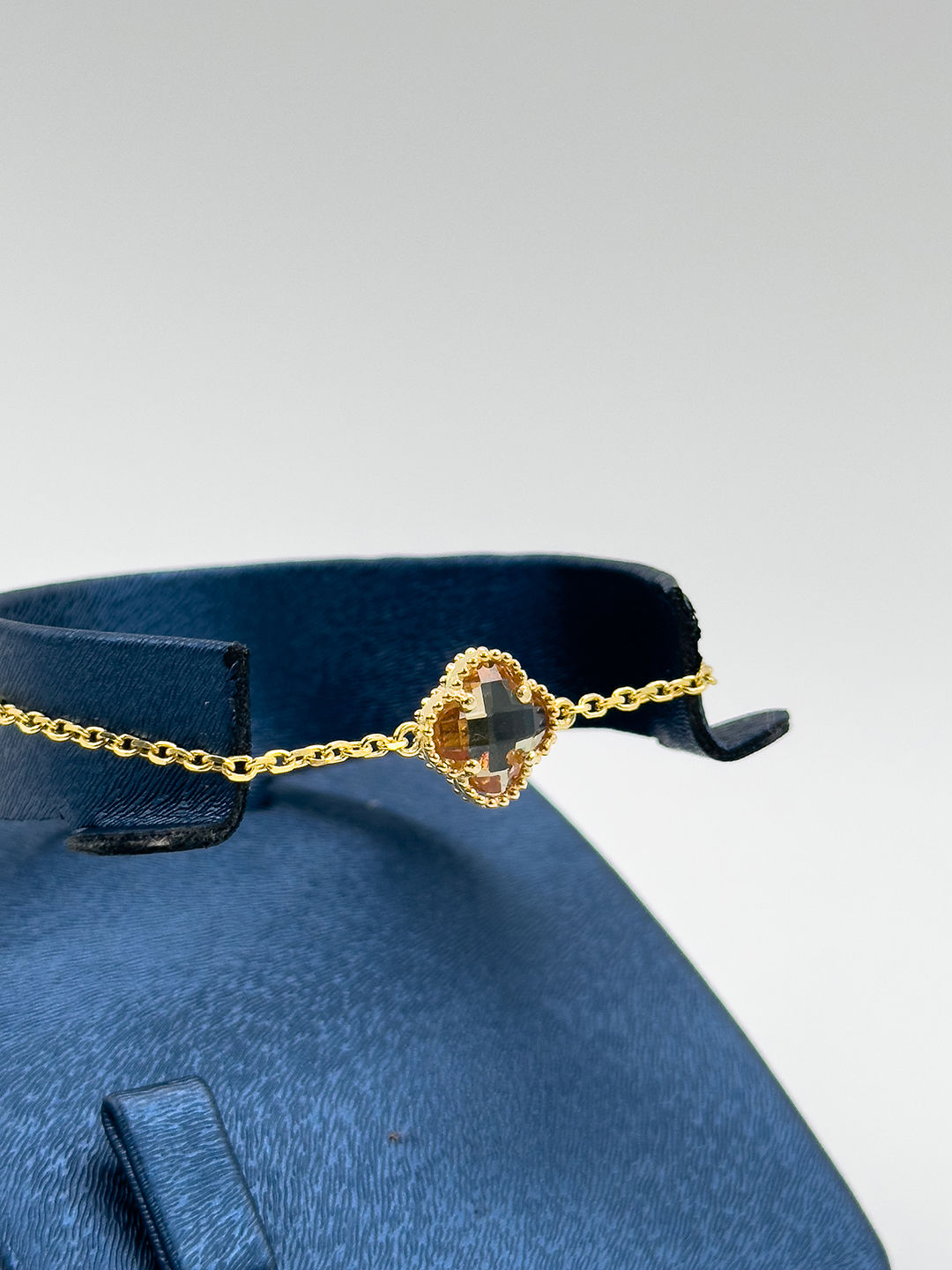 Strin Taşlı Gold Renk Yonca Kadın Gümüş Bileklik