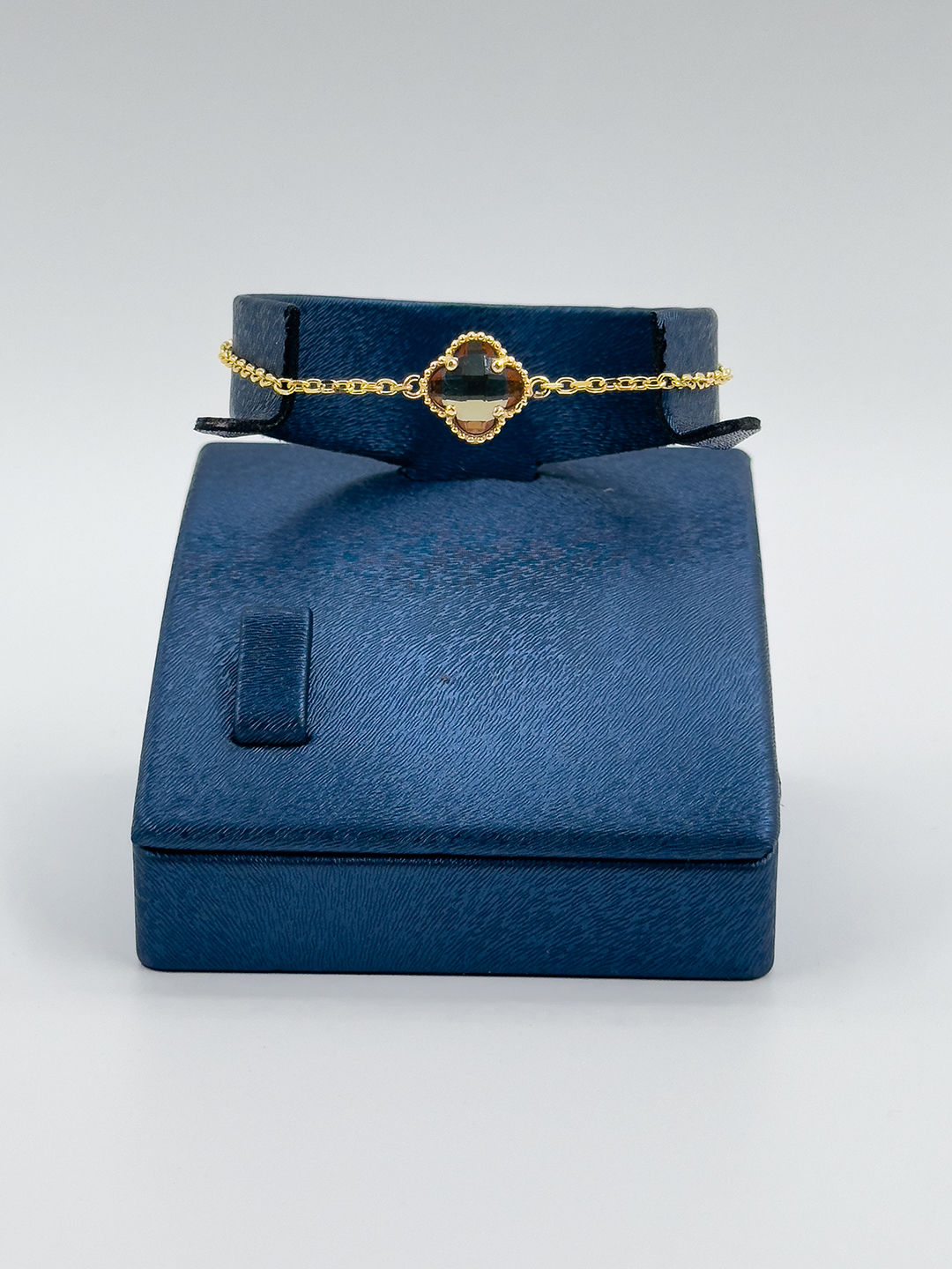 Strin Taşlı Gold Renk Yonca Kadın Gümüş Bileklik