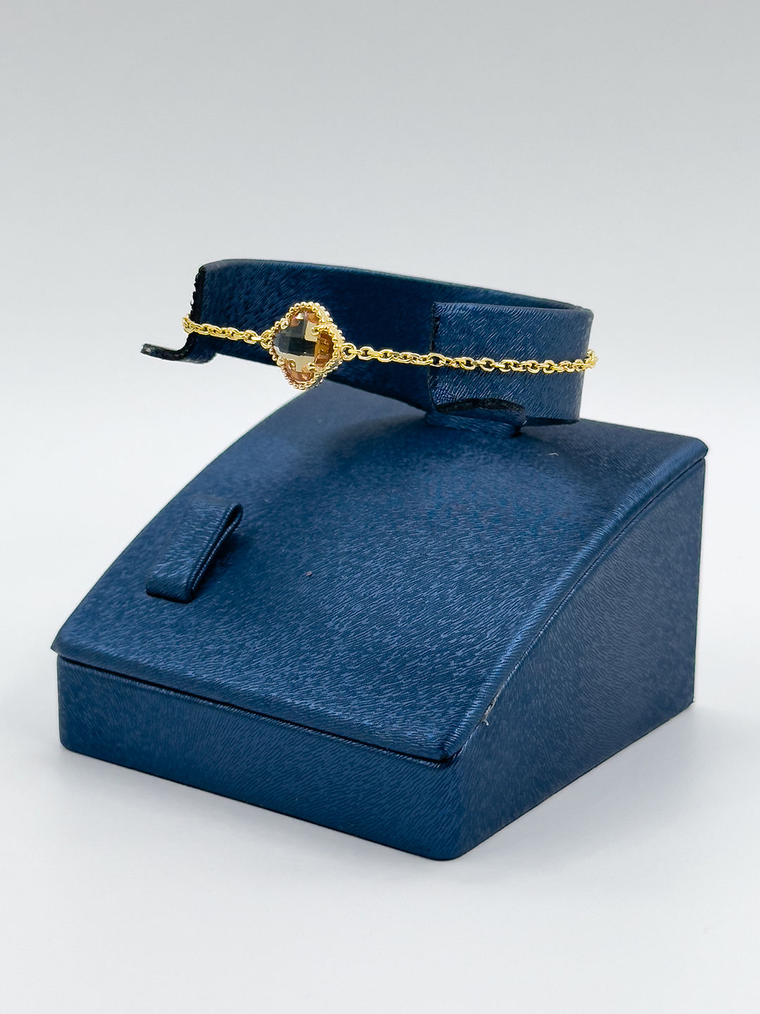 Strin Taşlı Gold Renk Yonca Kadın Gümüş Bileklik