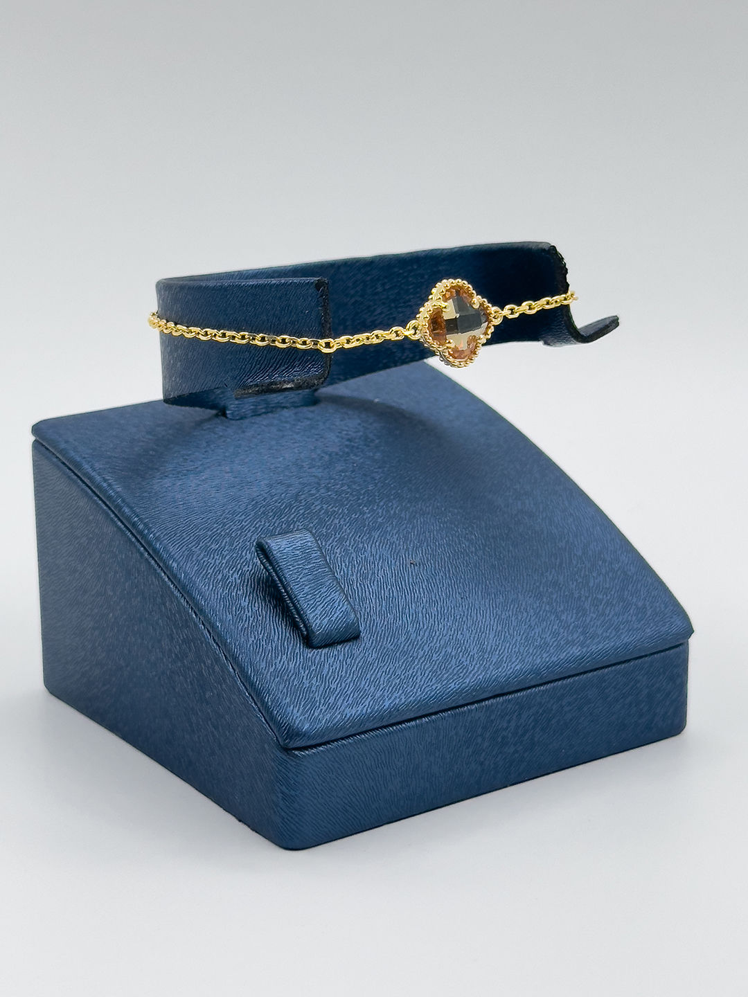 Strin Taşlı Gold Renk Yonca Kadın Gümüş Bileklik