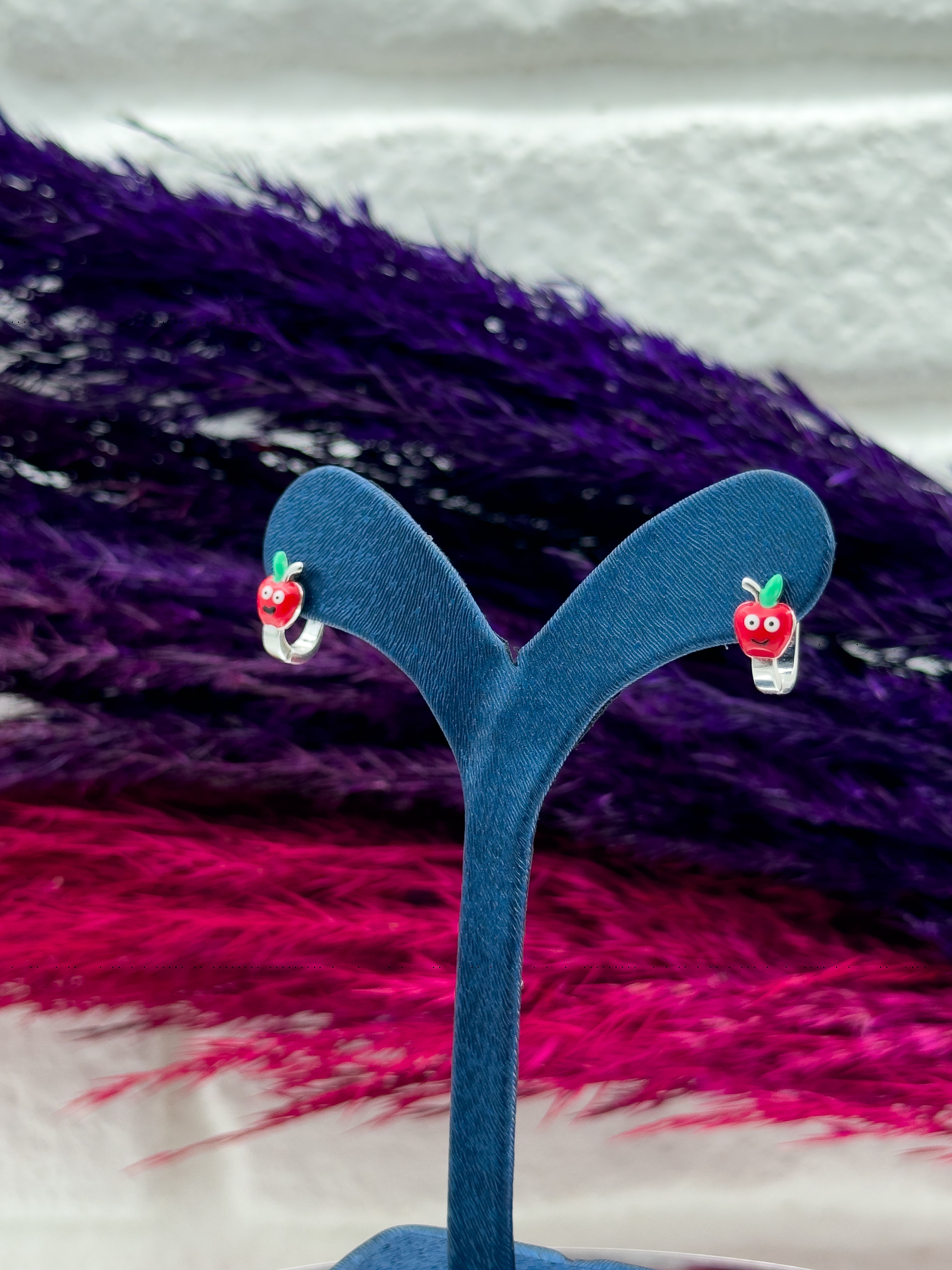 925 Ayar Gümüş Elma Figürlü Zarif Kız Çocuk Küpesi