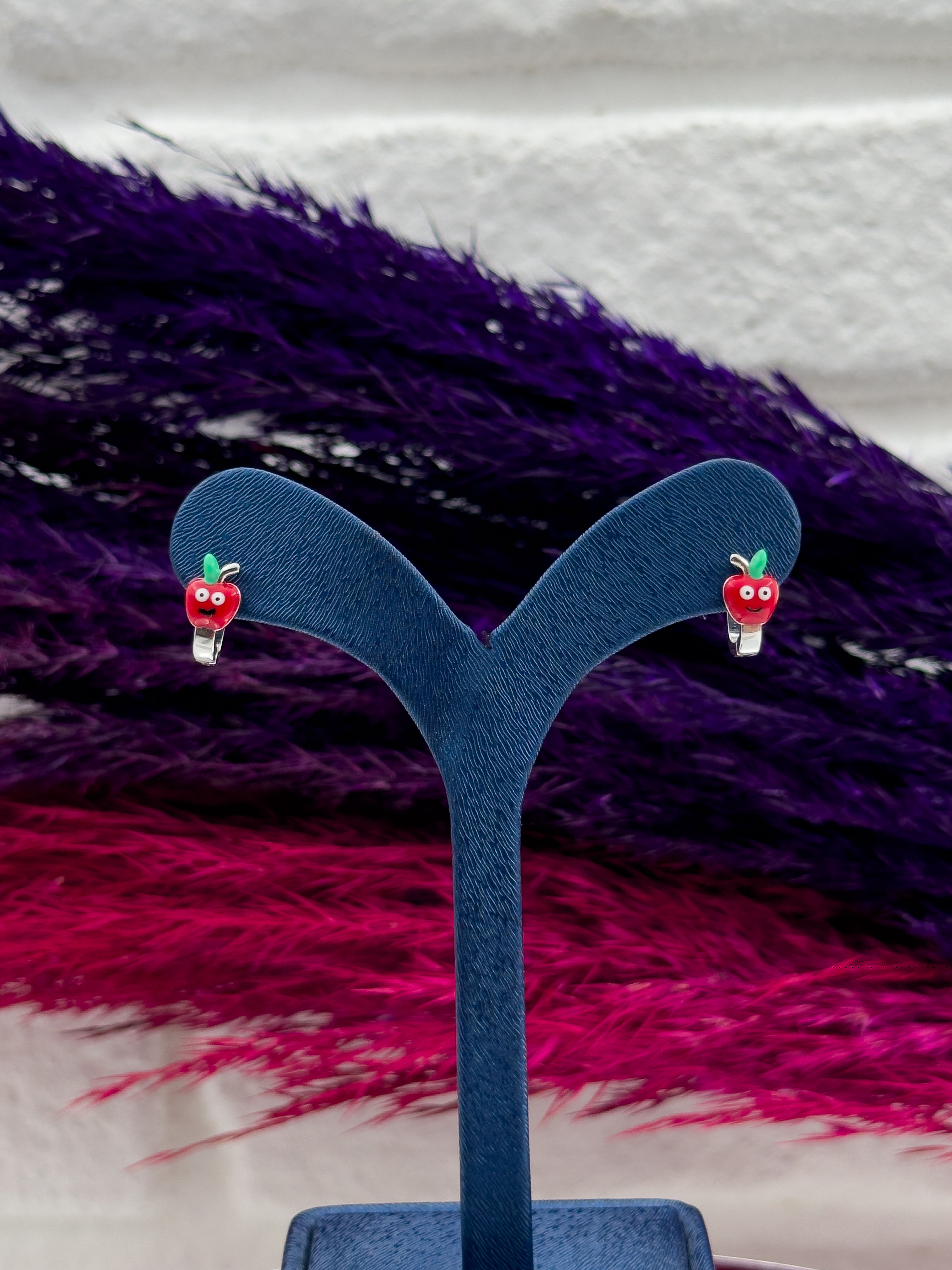 925 Ayar Gümüş Elma Figürlü Zarif Kız Çocuk Küpesi