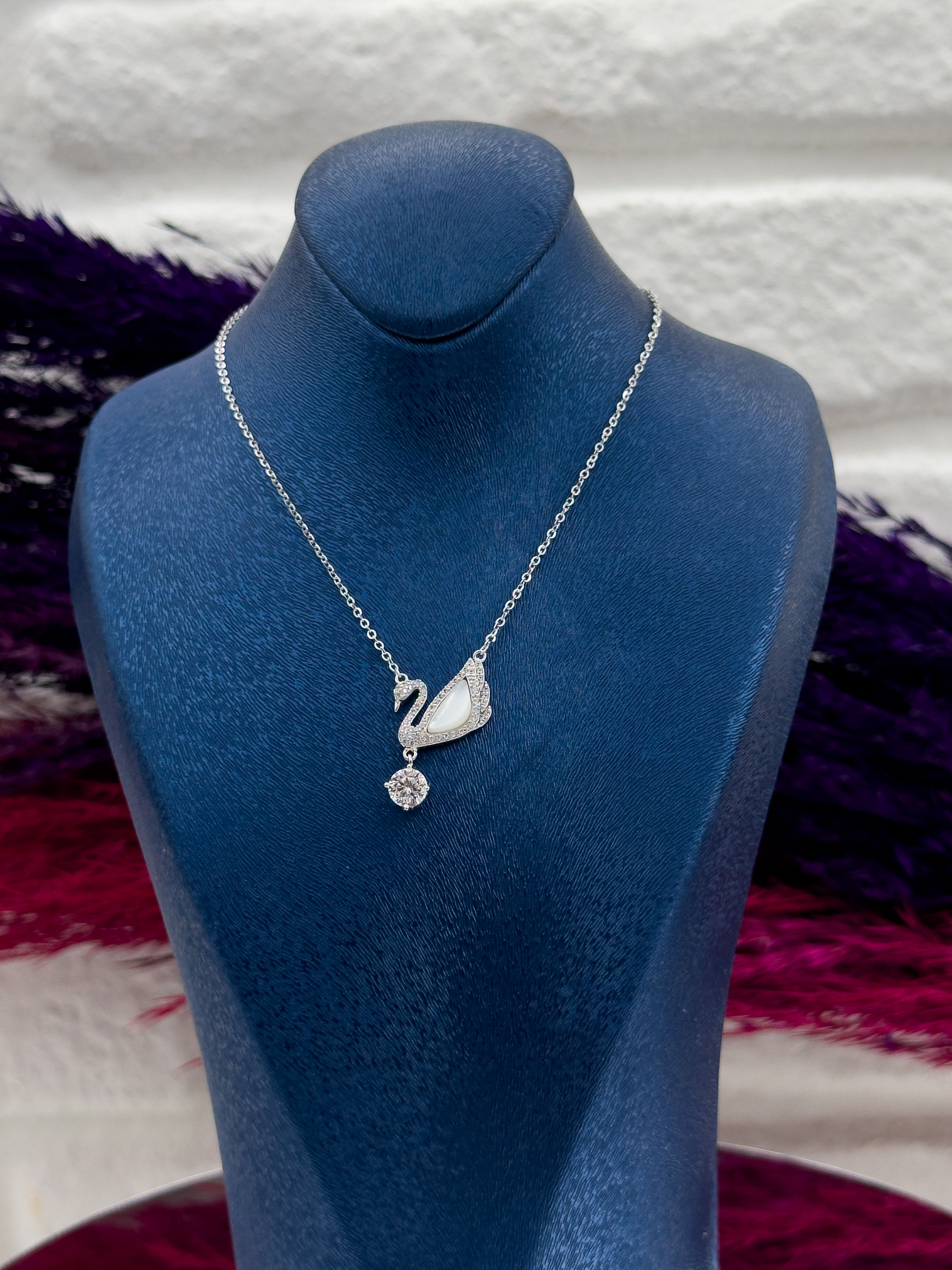 925 Ayar Gümüş Sedef Taşlı Kuğu Modeli Zarif Kadın Kolye