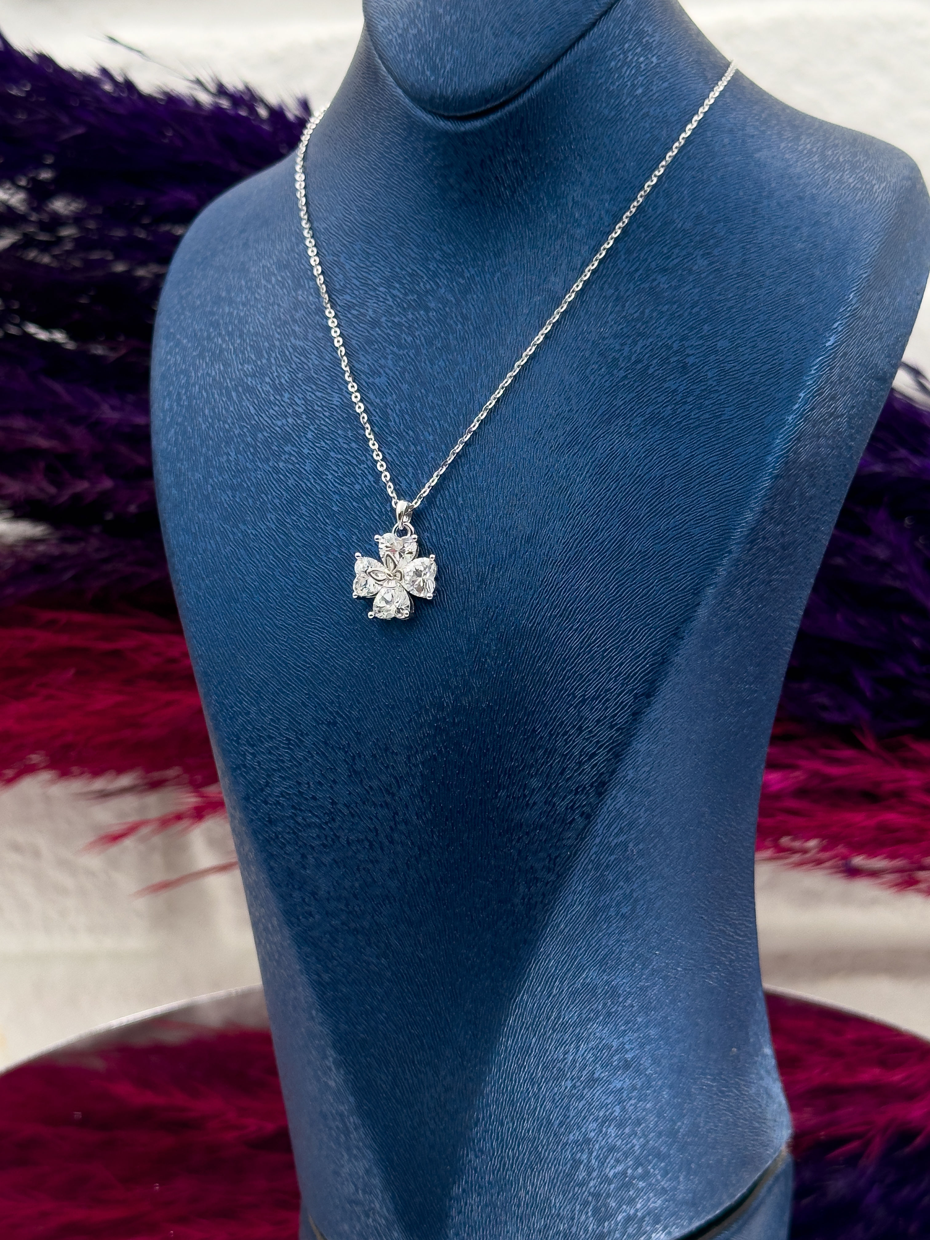 925 Ayar Gümüş Kalpli Zirkon Taşlı Yonca Tasarım Trend Kadın Kolye