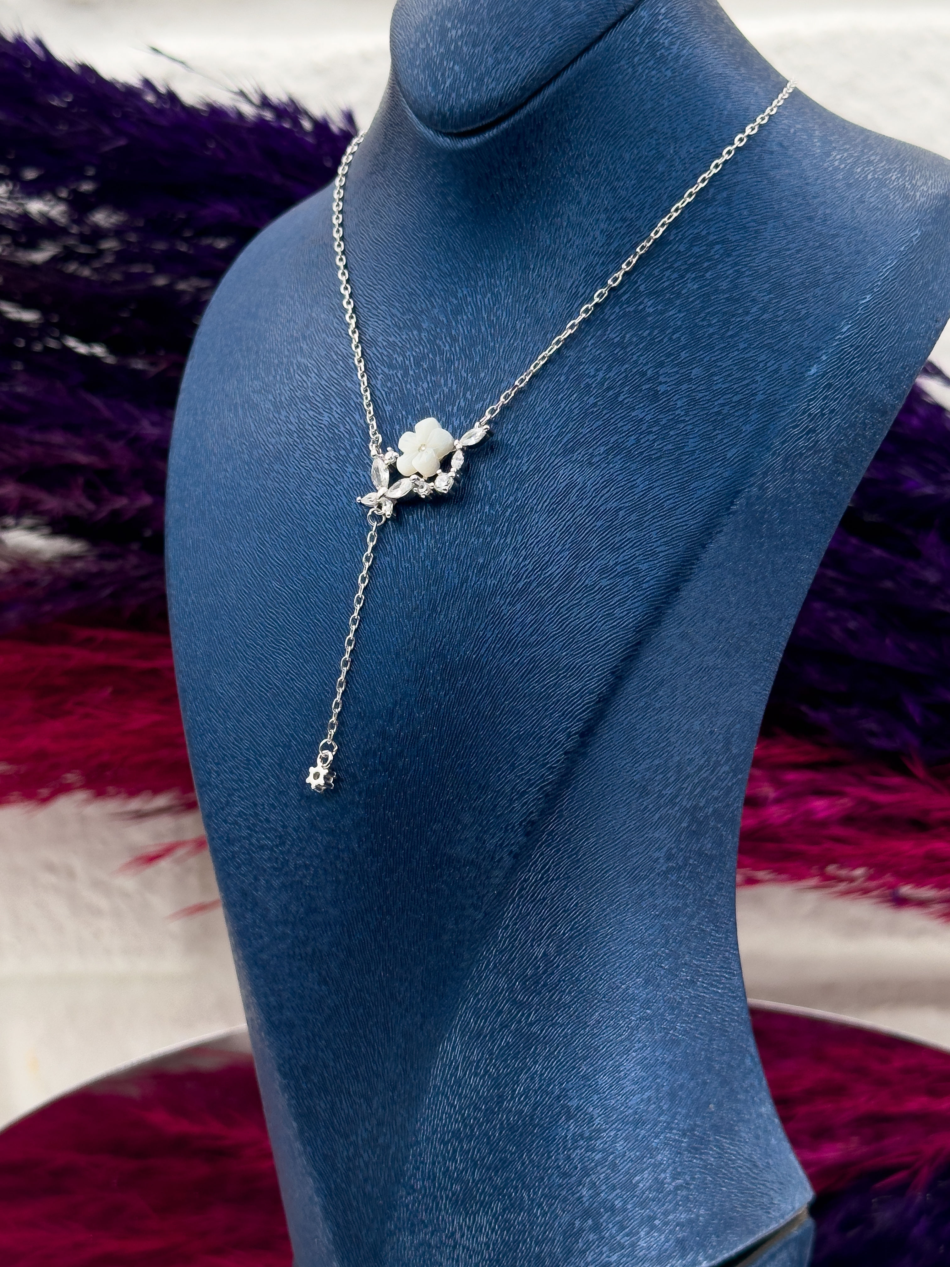 925 Ayar Gümüş Mineli Lotus Modeli Zarif Kadın Kolye