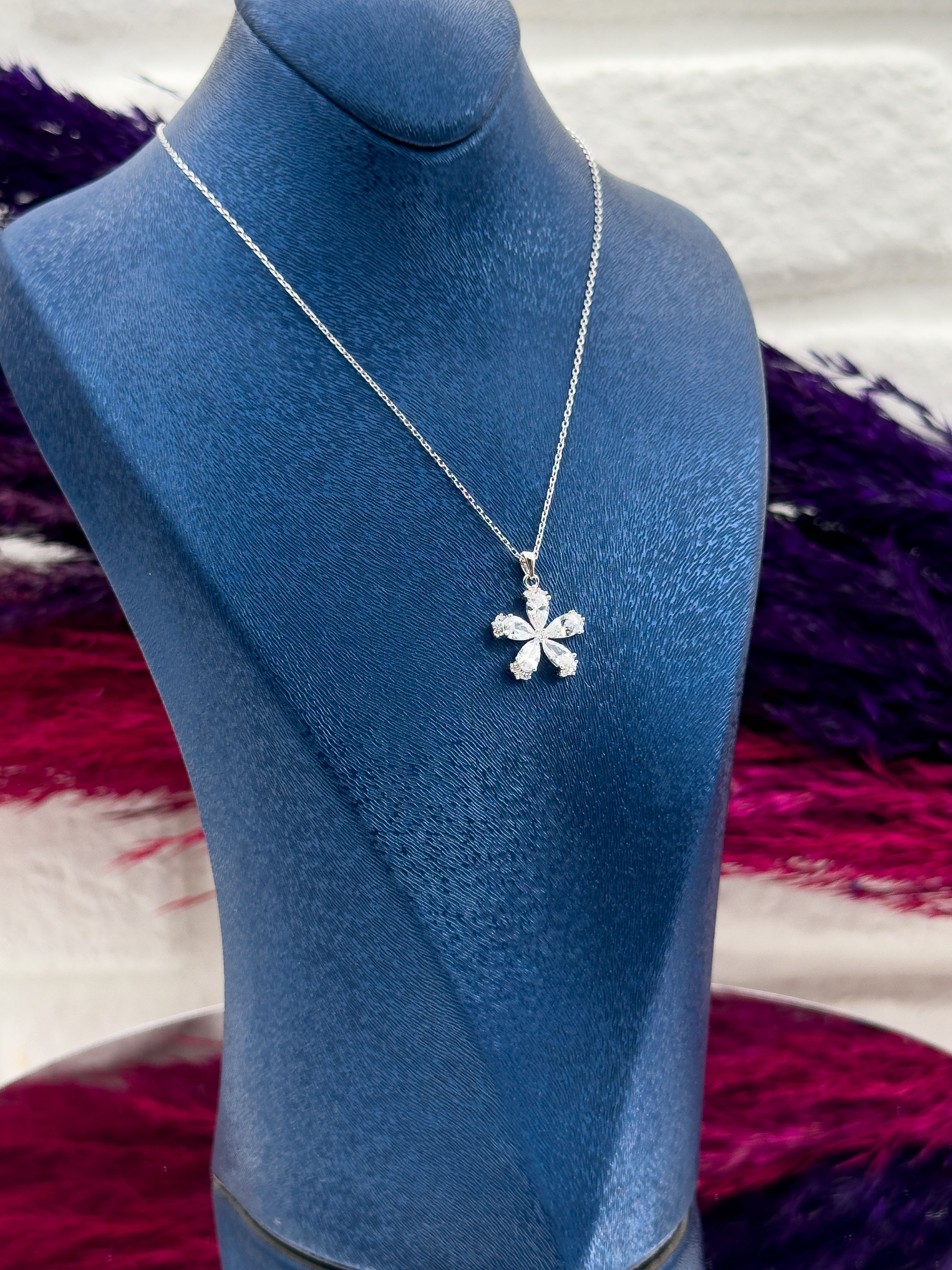 925 Ayar Gümüş Zirkon Taşlı Lotus Modeli Zarif Kadın Kolye