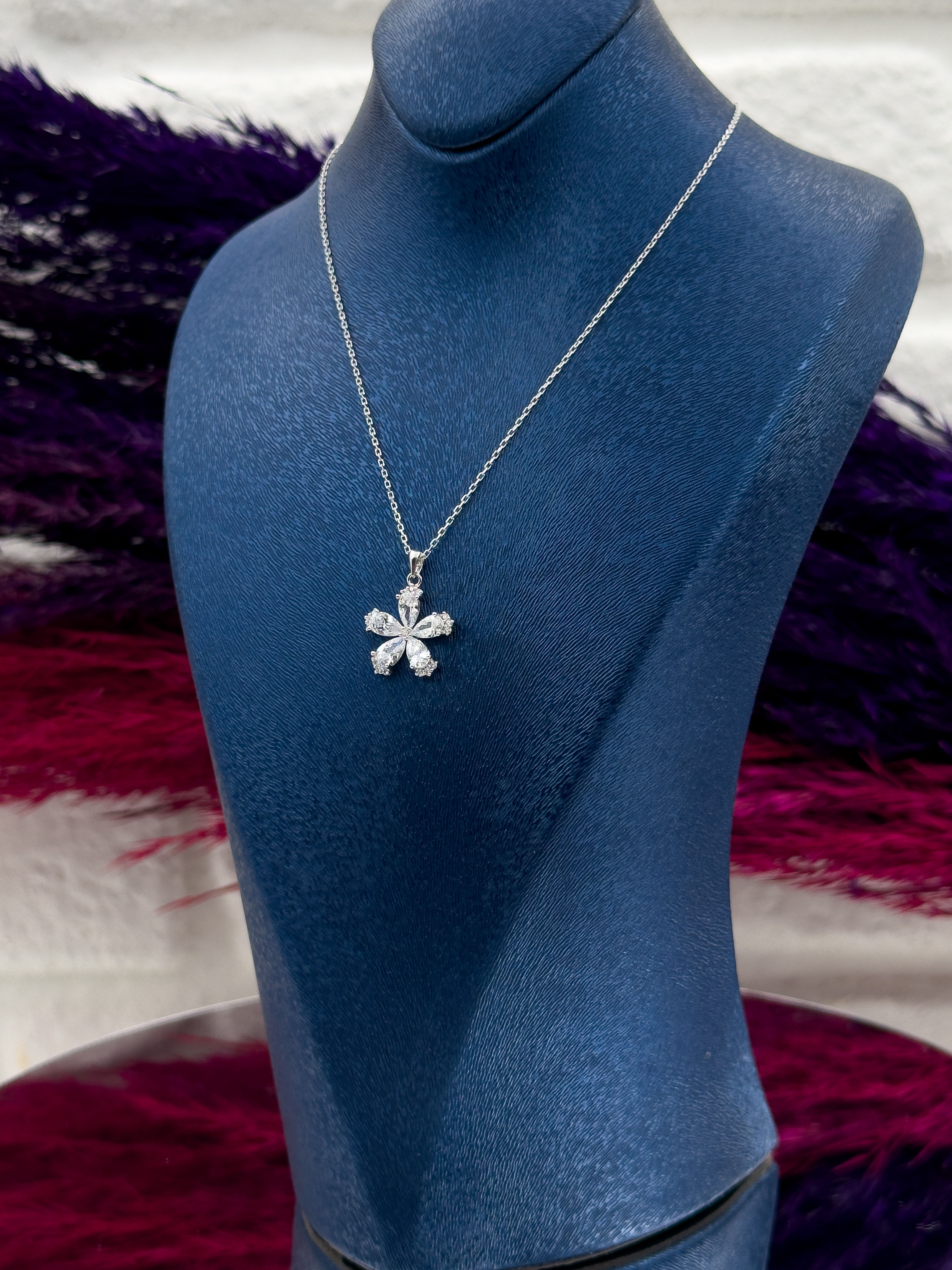 925 Ayar Gümüş Zirkon Taşlı Lotus Modeli Zarif Kadın Kolye